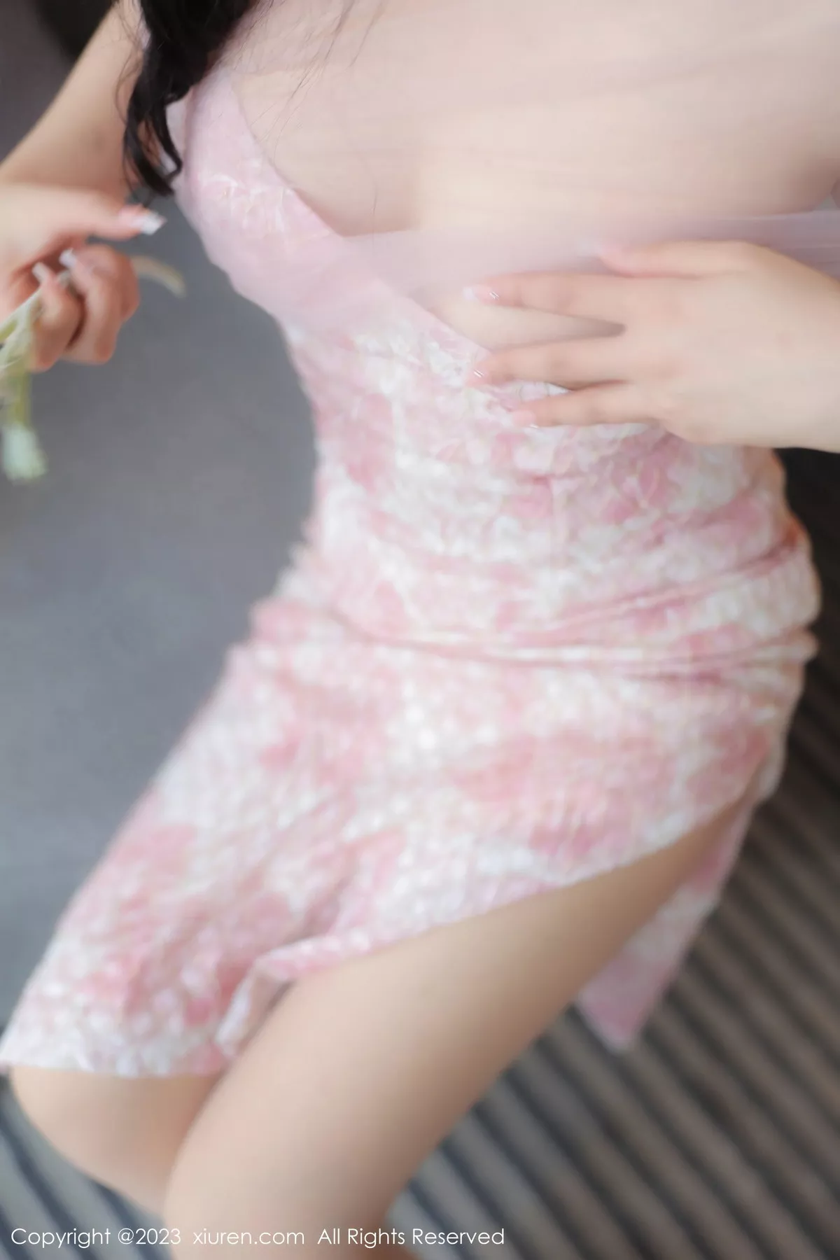 秀人集.com_[XiuRen秀人网]No.6313_模特江真真性感粉色露肩连衣短裙配超薄无内肉丝惹火诱惑写真76P