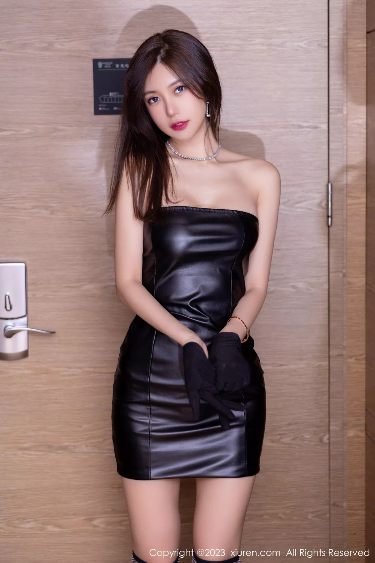 秀人集.com_[XiuRen秀人网]No.6320_女神绮里嘉ula性感黑色皮质连衣短裙半撩秀翘臀美腿诱惑写真87P