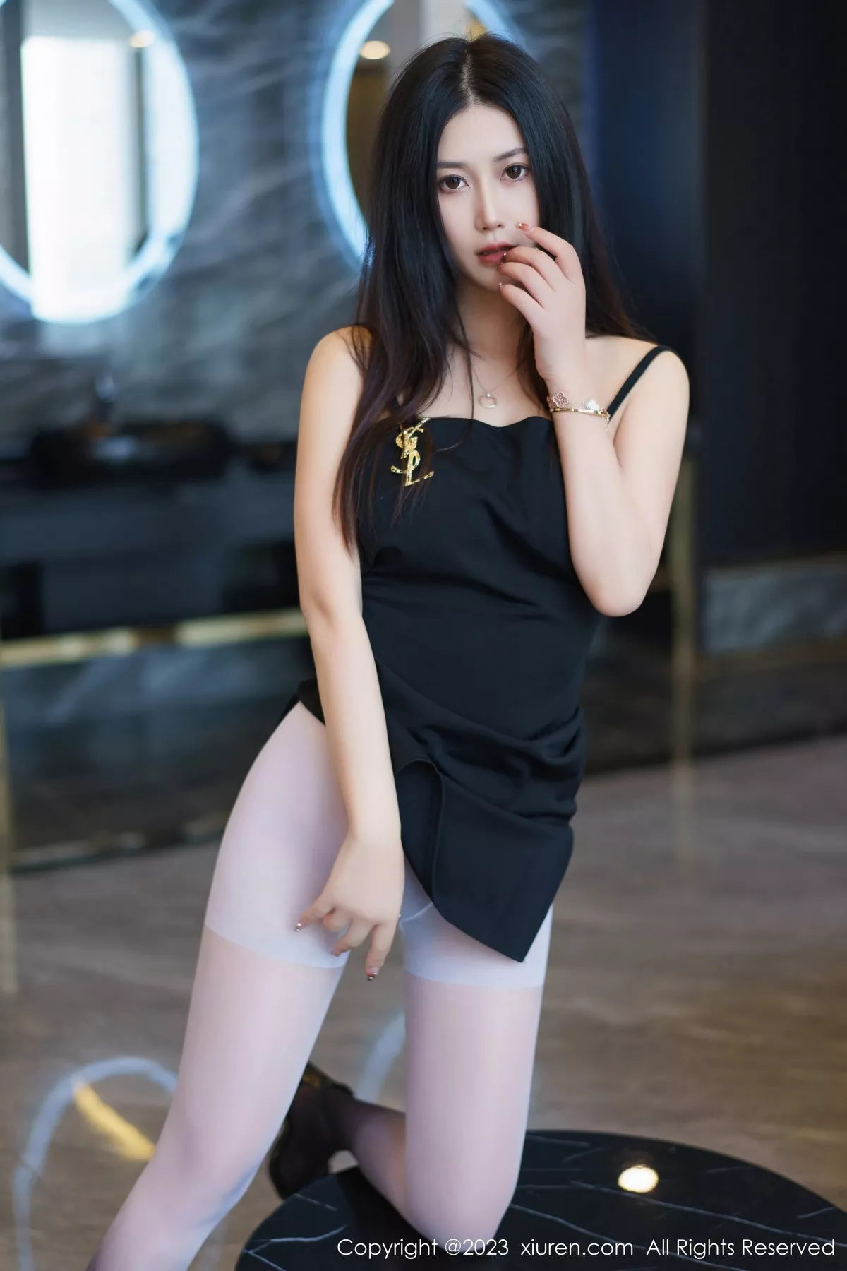 秀人集.com_[XiuRen秀人网]No.6319_模特laura阿姣黑色吊带连衣短裙配渐变丝袜秀完美身材诱惑写真78P