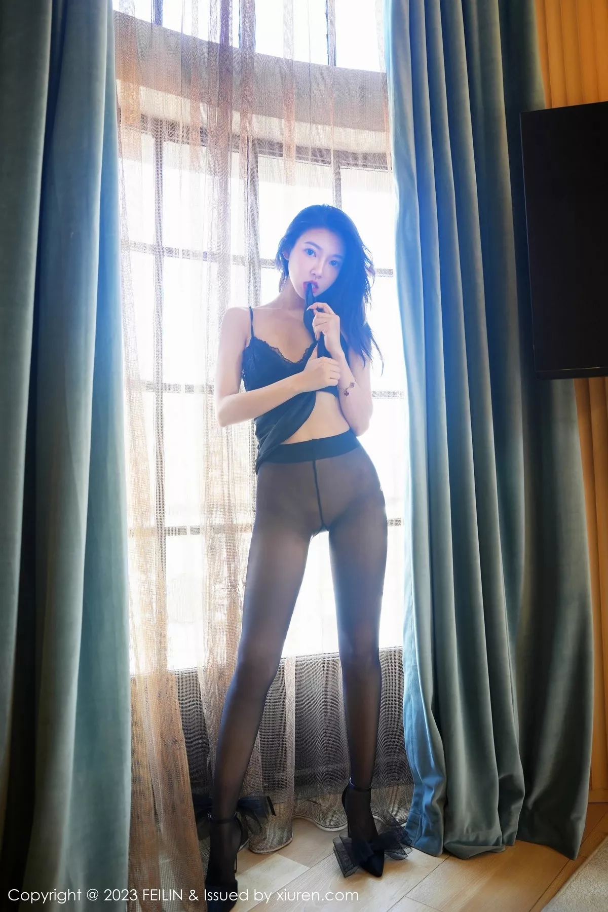 秀人集.com_[FeiLin嗲囡囡]VOL.466_女神冯木木LRIS黑色情趣吊带裙配超薄黑丝秀惹火身材诱惑写真85P
