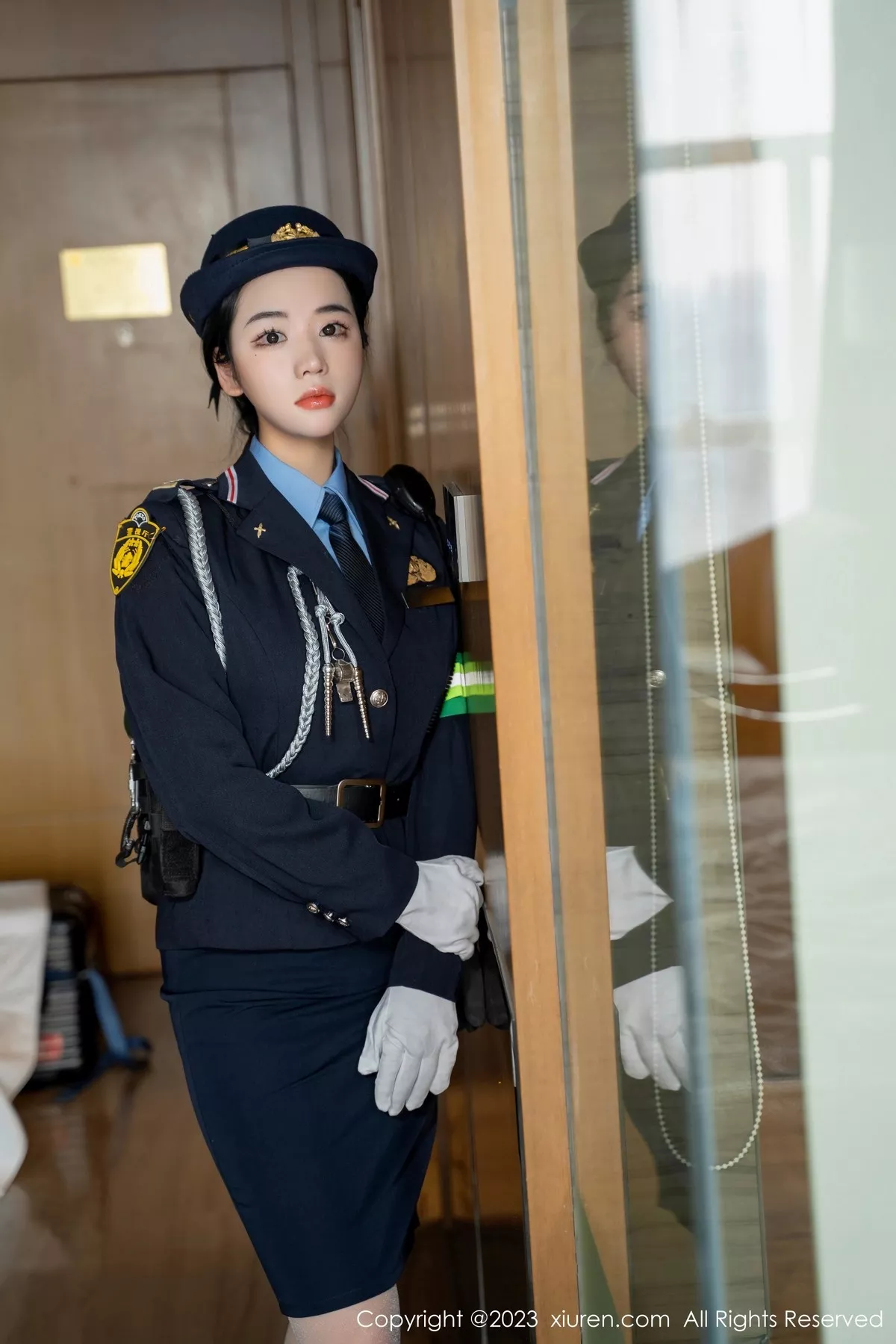 秀人集.com_[XiuRen秀人网]No.6497_模特汐汐爱吃草莓脱搜查官制服露性感内衣秀丰满身材诱惑写真85P