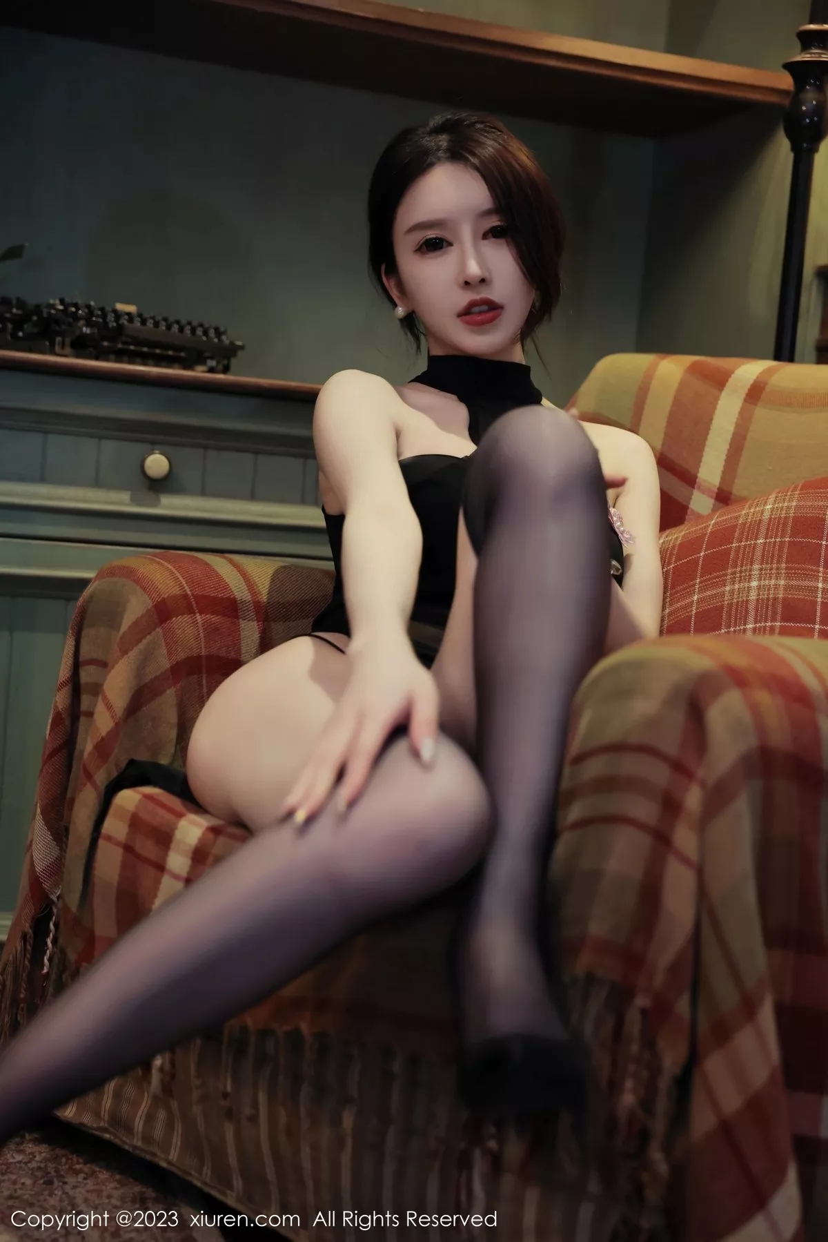 秀人集.com_[XiuRen秀人网]No.6498_模特玉兔miki私房性感黑色服饰配黑丝袜秀翘臀美腿迷人诱惑写真55P