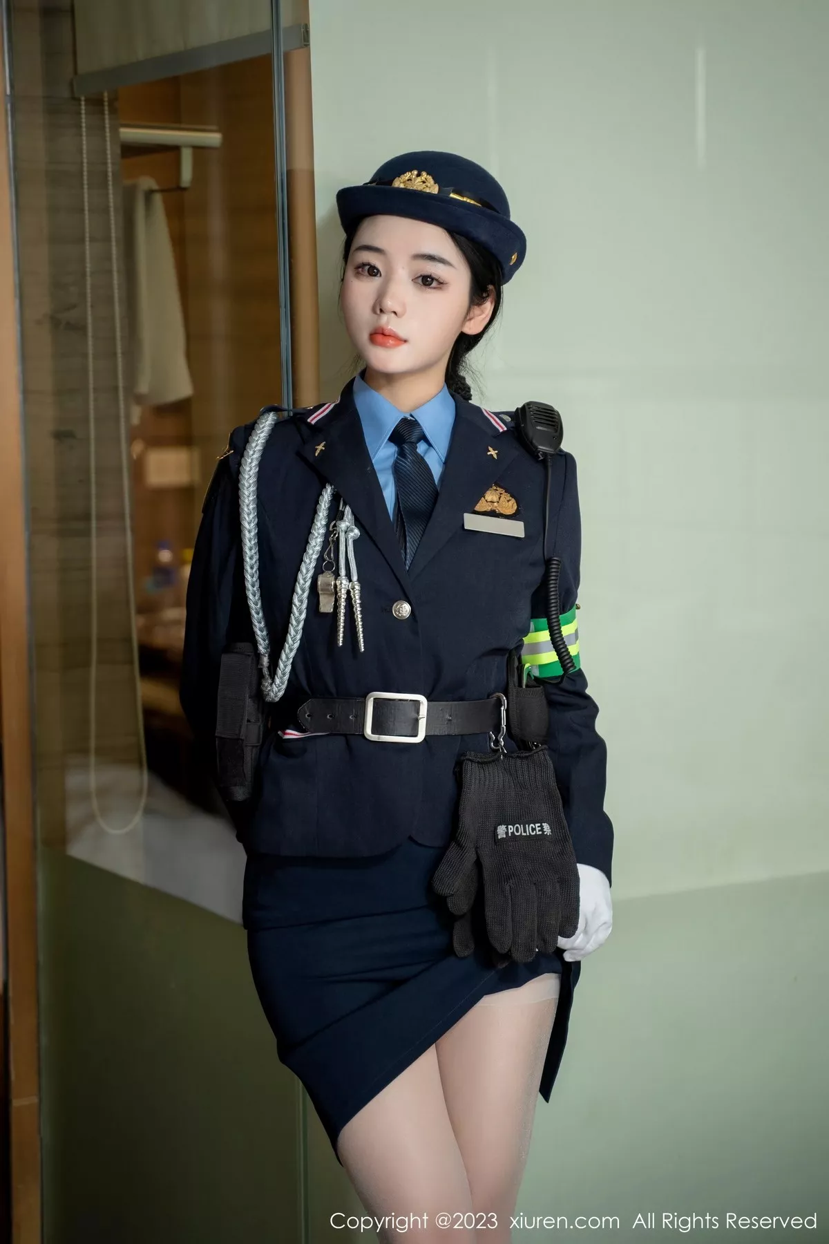 秀人集.com_[XiuRen秀人网]No.6497_模特汐汐爱吃草莓脱搜查官制服露性感内衣秀丰满身材诱惑写真85P