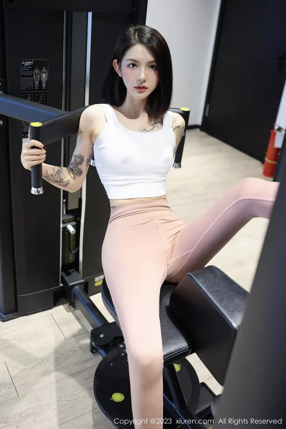 秀人集.com_[XiuRen秀人网]No.6506_模特乔一一健身场景性感白色运动内衣配淡红丝袜撩人诱惑写真82P