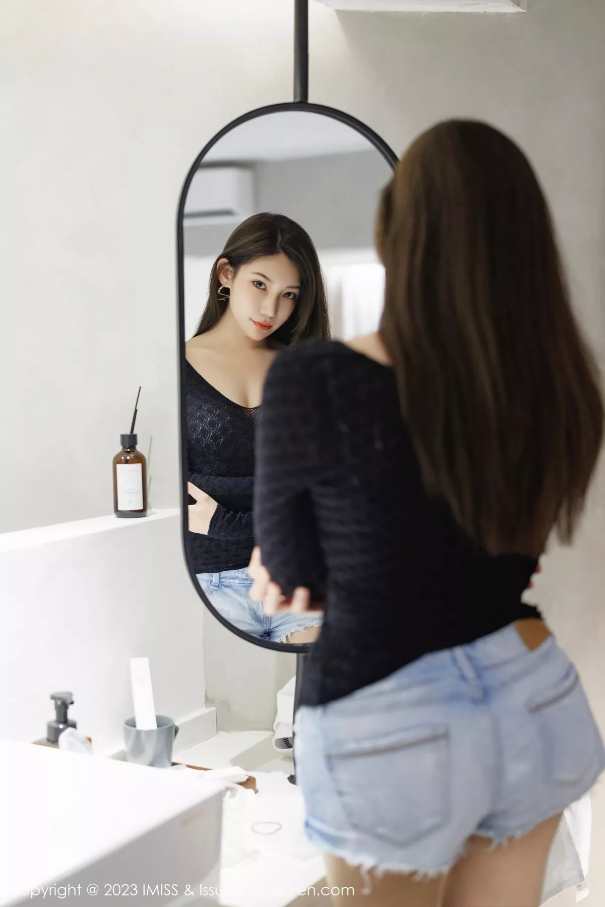 秀人集.com_[IMISS爱蜜社]Vol.727_女神小狐狸Kathryn黑色上衣配牛仔短裤露白色蕾丝内衣诱惑写真56P