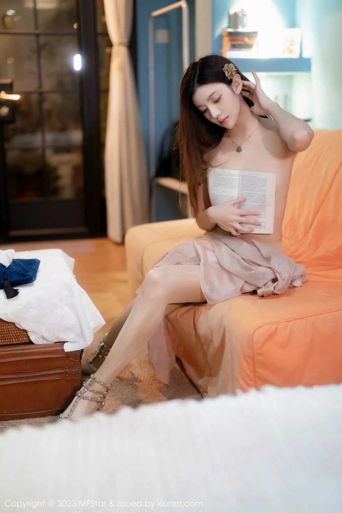 秀人集.com_[MFStar模范学院]Vol.603_模特加朵babe深色露肩连衣短裙配超薄肉丝秀凹凸身材诱惑写真65P