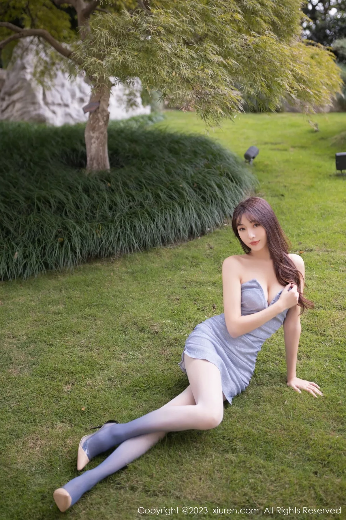 秀人集.com_[XiuRen秀人网]No.6531_模特陆萱萱性感蓝灰露肩连身裙配渐变丝袜秀完美身材诱惑写真81P