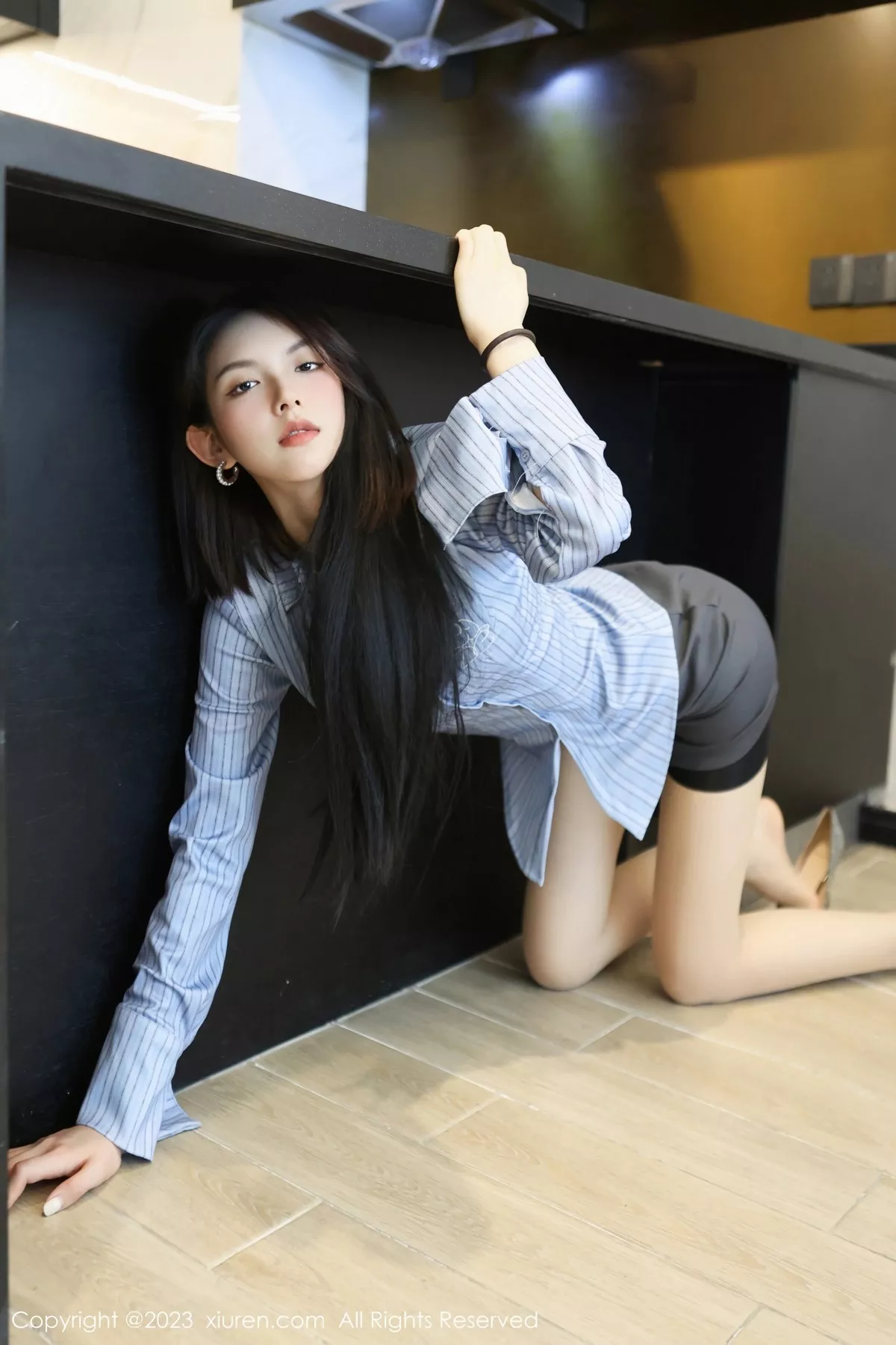 秀人集.com_[XiuRen秀人网]No.6538_模特乔一一性感淡蓝条纹上衣配灰短裙露蕾丝内衣迷人诱惑写真77P