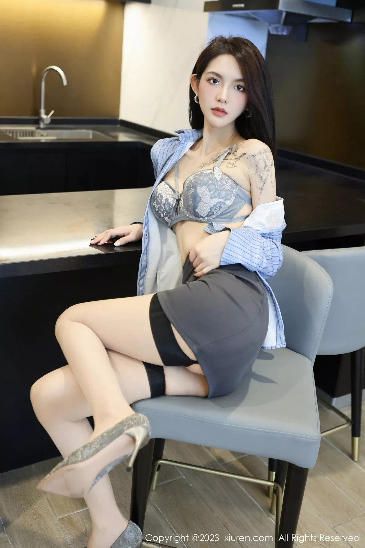 秀人集.com_[XiuRen秀人网]No.6538_模特乔一一性感淡蓝条纹上衣配灰短裙露蕾丝内衣迷人诱惑写真77P