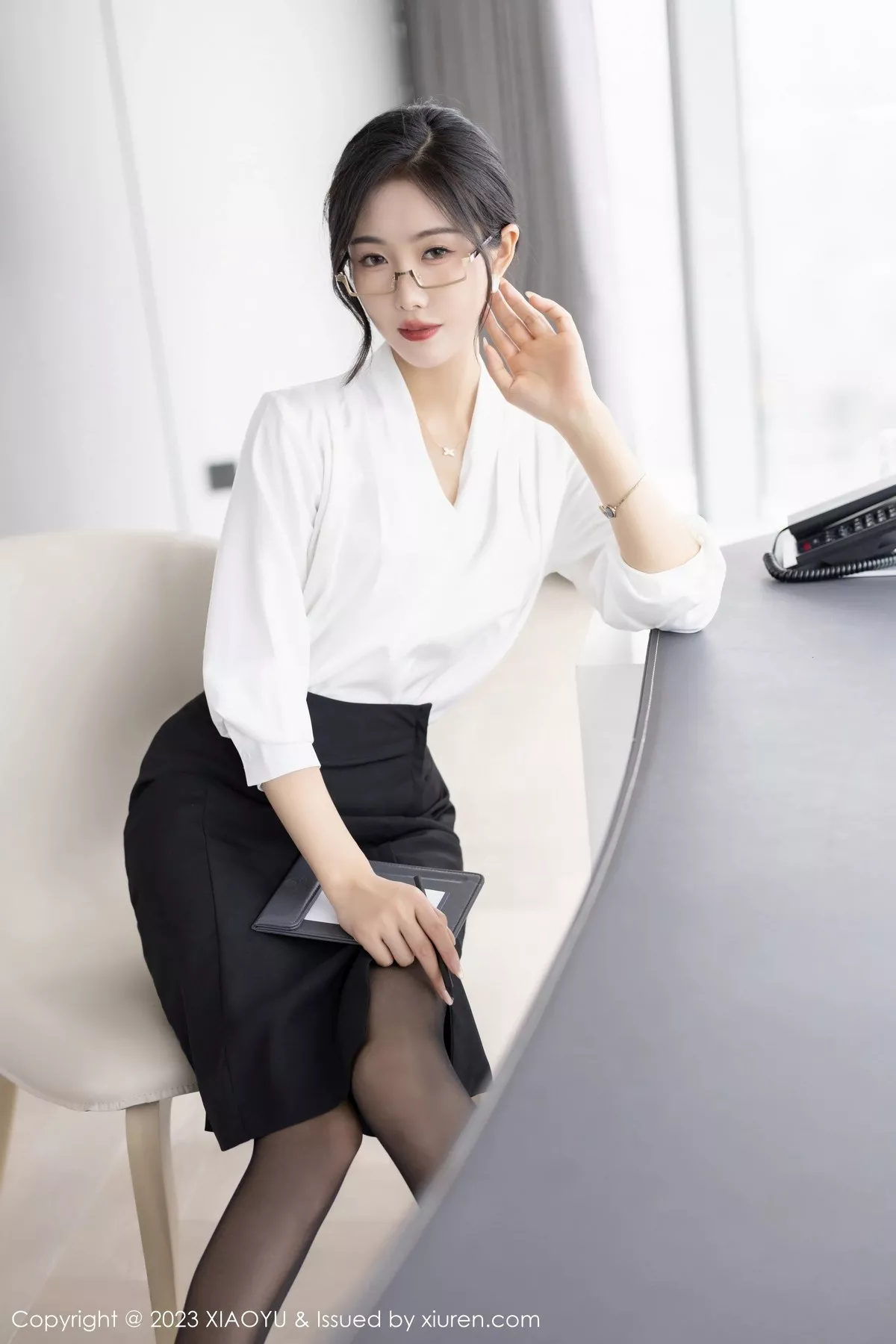 秀人集.com_[XiaoYu画语界]Vol.1005_模特苏苏阿OL职业装露白色蕾丝内衣秀曼妙身姿迷人诱惑写真87P