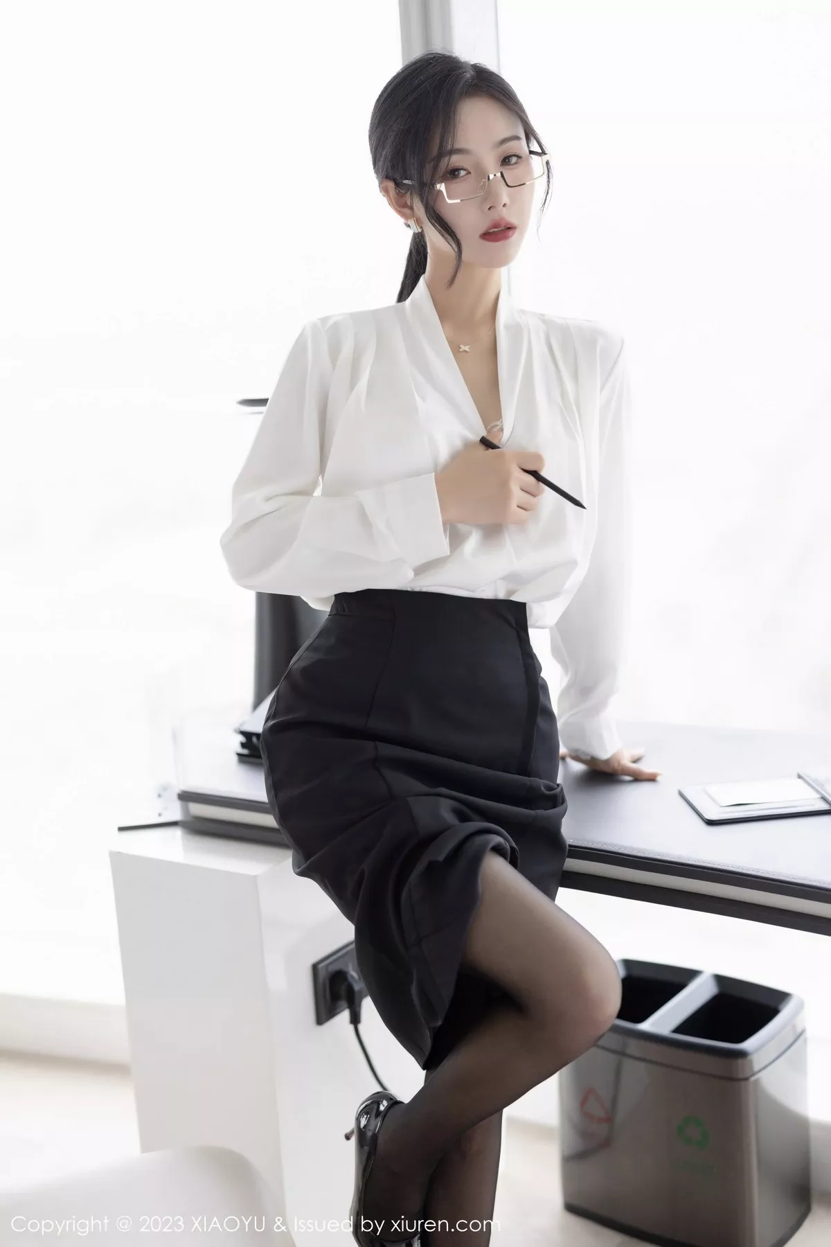 秀人集.com_[XiaoYu画语界]Vol.1005_模特苏苏阿OL职业装露白色蕾丝内衣秀曼妙身姿迷人诱惑写真87P