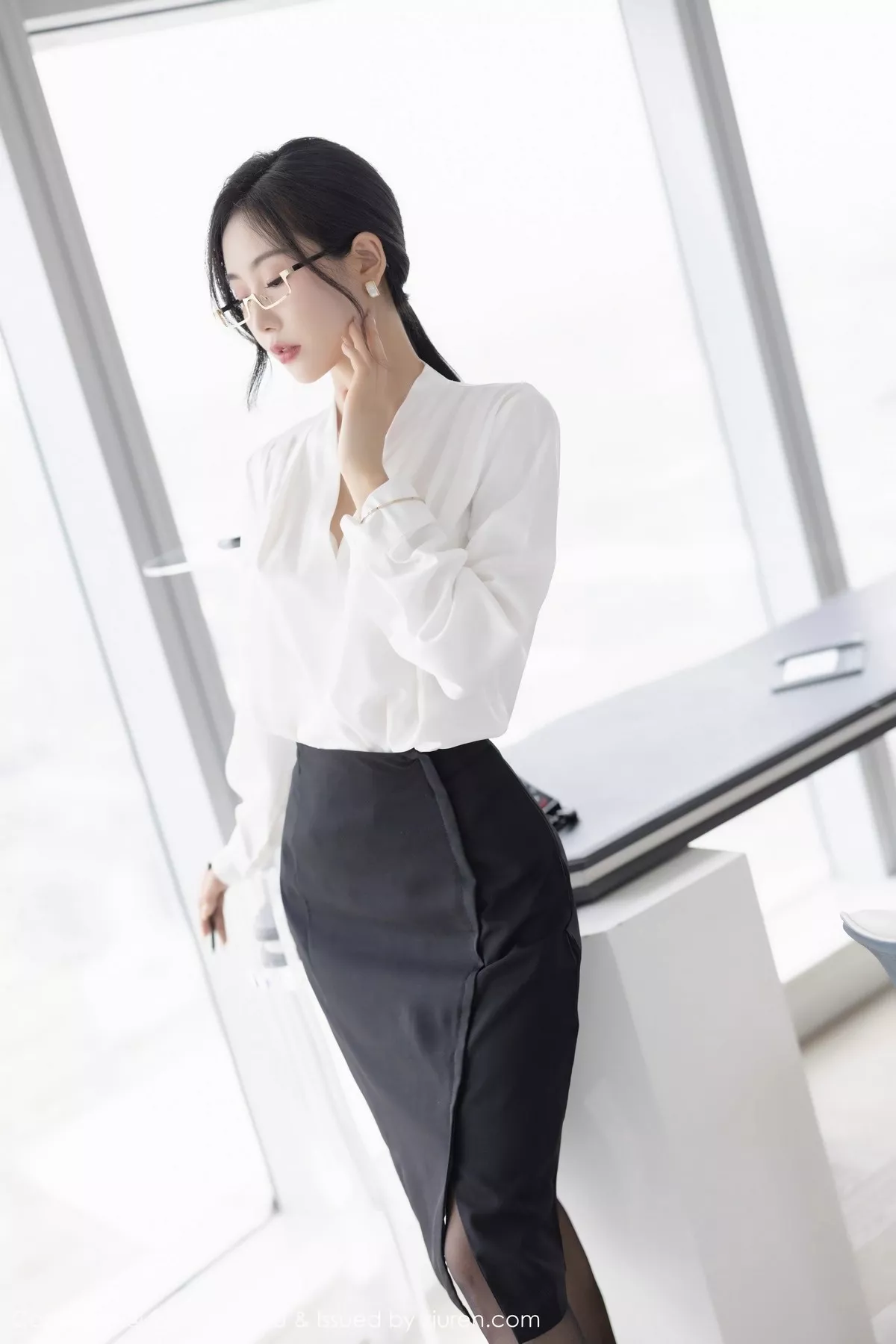 秀人集.com_[XiaoYu画语界]Vol.1005_模特苏苏阿OL职业装露白色蕾丝内衣秀曼妙身姿迷人诱惑写真87P