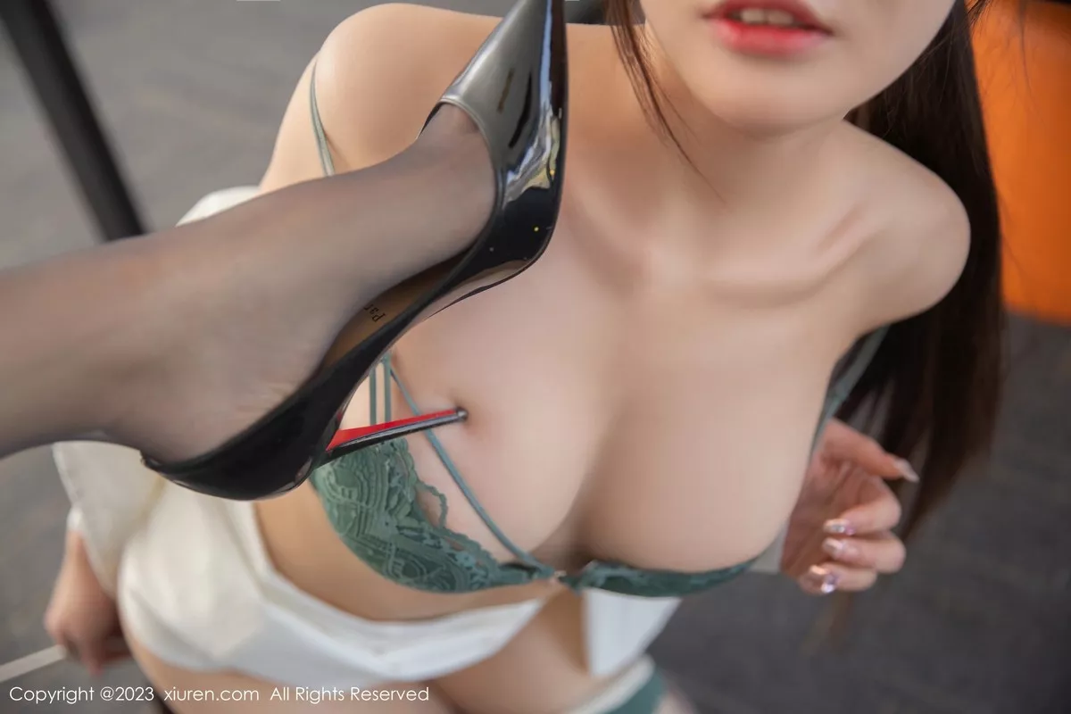 秀人集.com_[XiuRen秀人网]No.6563_模特媛媛酱belle性感OL露绿灰色蕾丝内衣配白丝袜完美诱惑写真82P