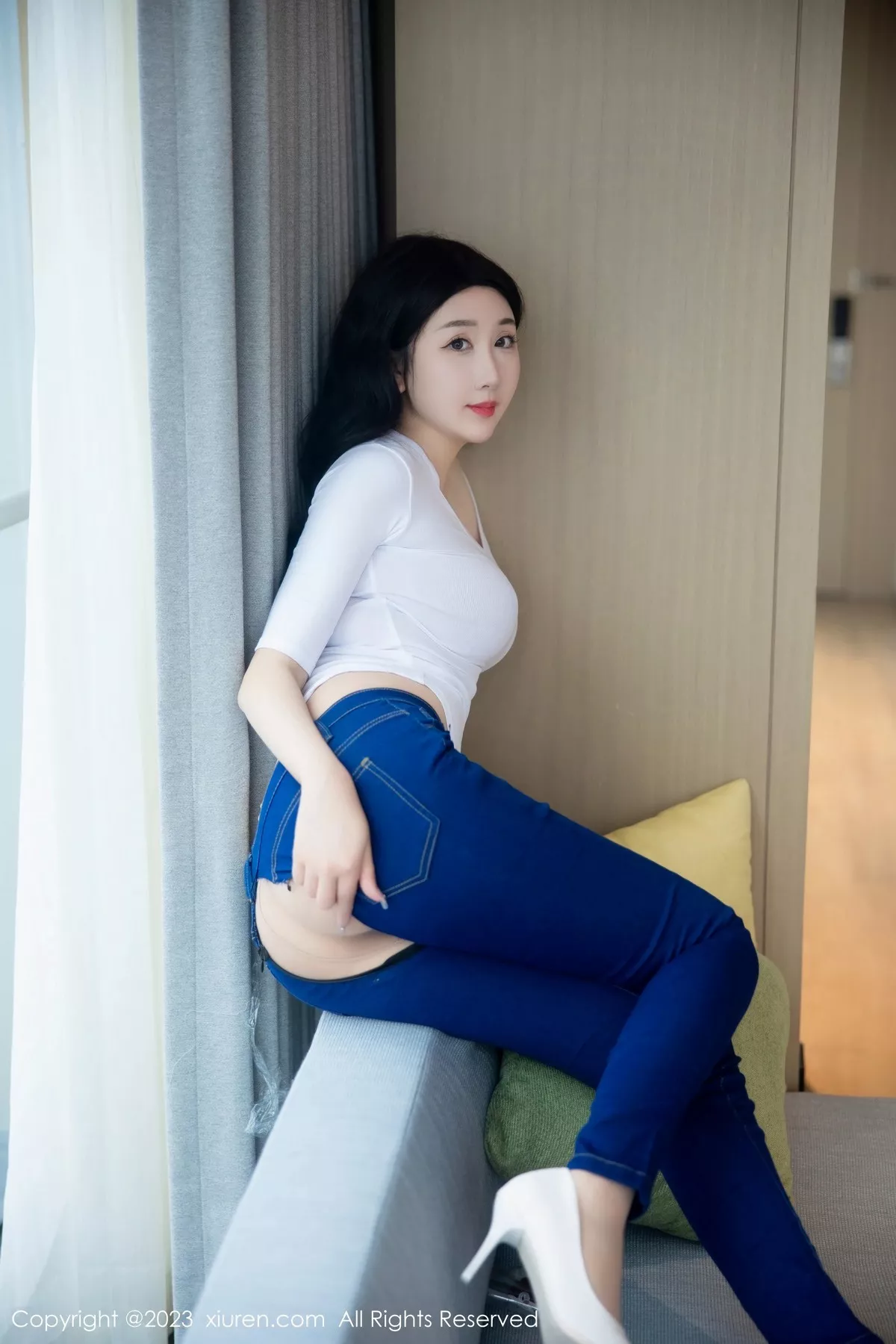 秀人集.com_[XiuRen秀人网]No.6570_模特江真真白色上衣配牛仔裤露超薄无内肉丝秀翘臀诱惑写真83P