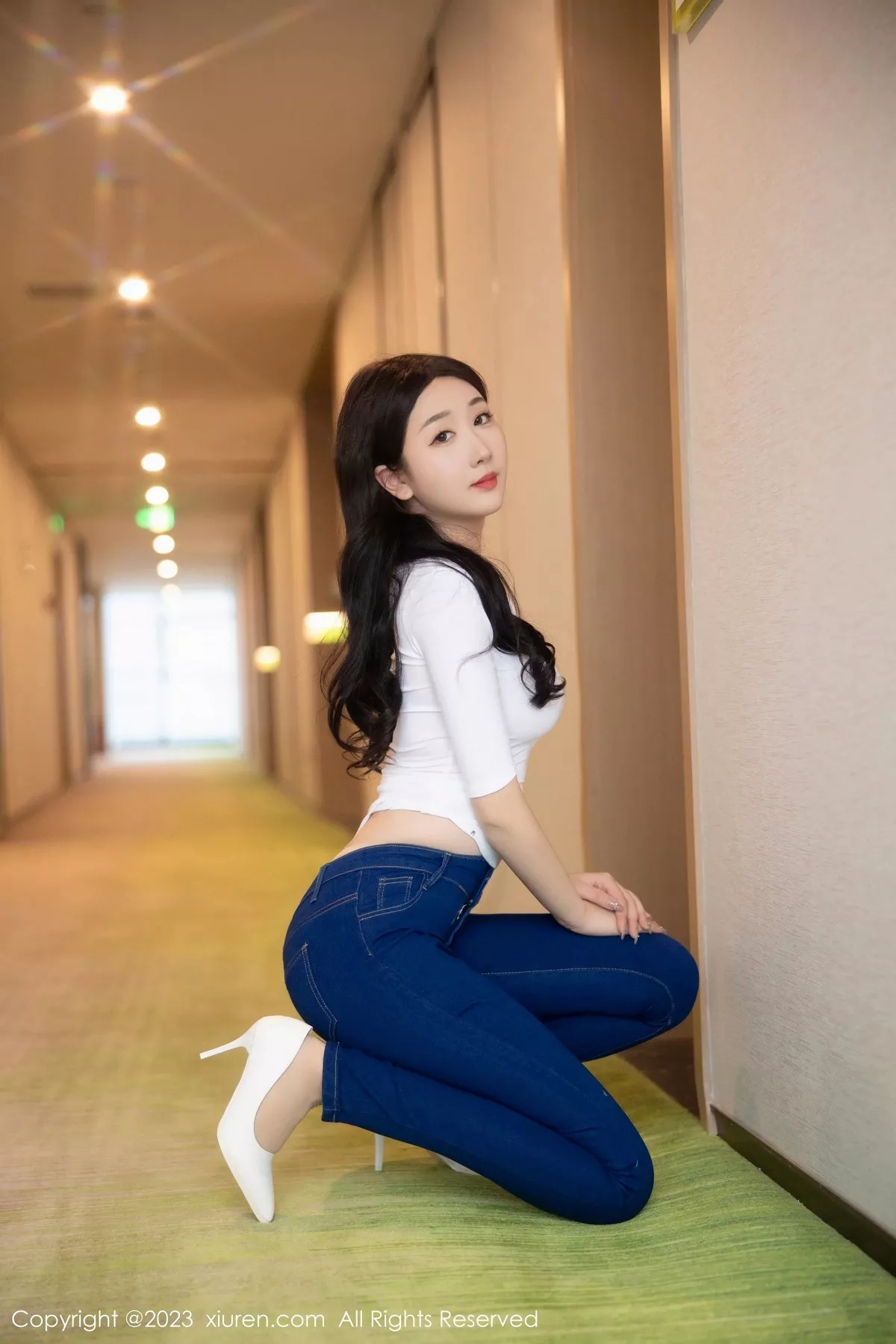 秀人集.com_[XiuRen秀人网]No.6570_模特江真真白色上衣配牛仔裤露超薄无内肉丝秀翘臀诱惑写真83P