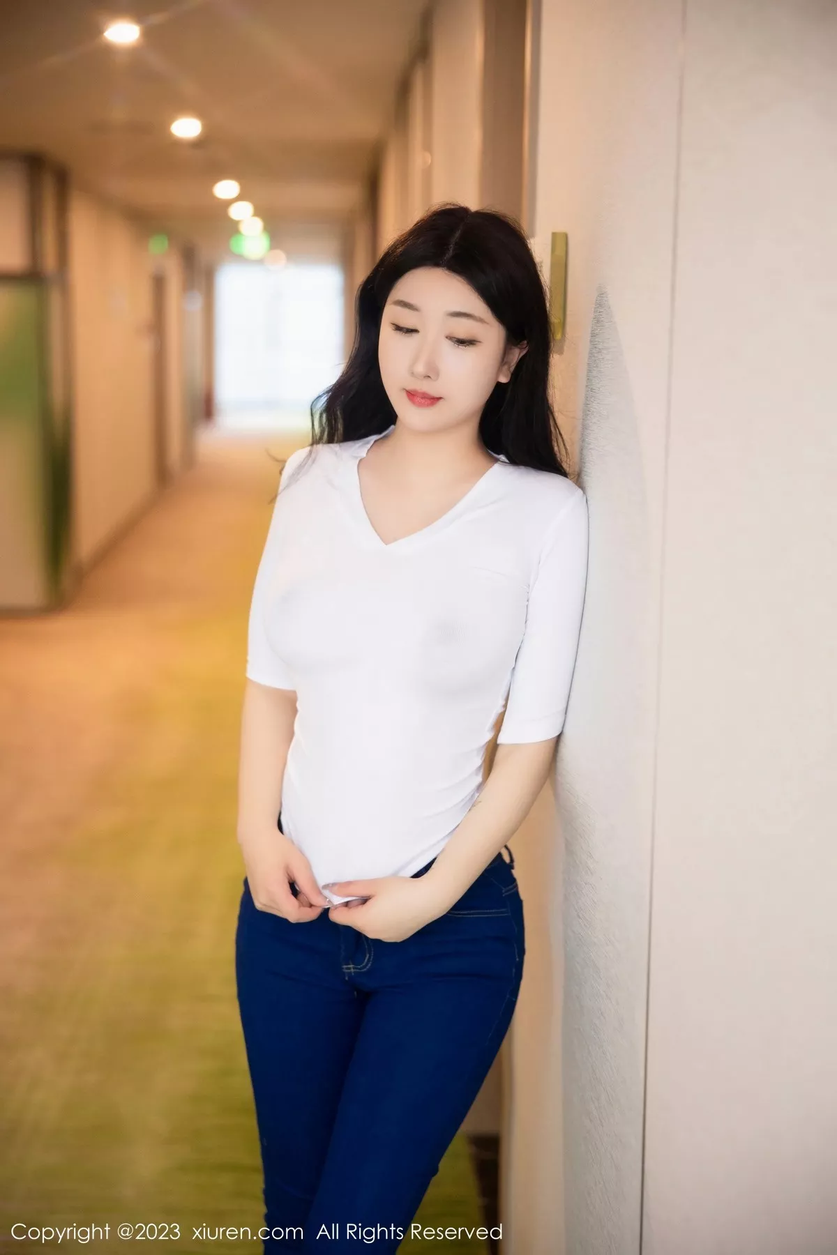 秀人集.com_[XiuRen秀人网]No.6570_模特江真真白色上衣配牛仔裤露超薄无内肉丝秀翘臀诱惑写真83P