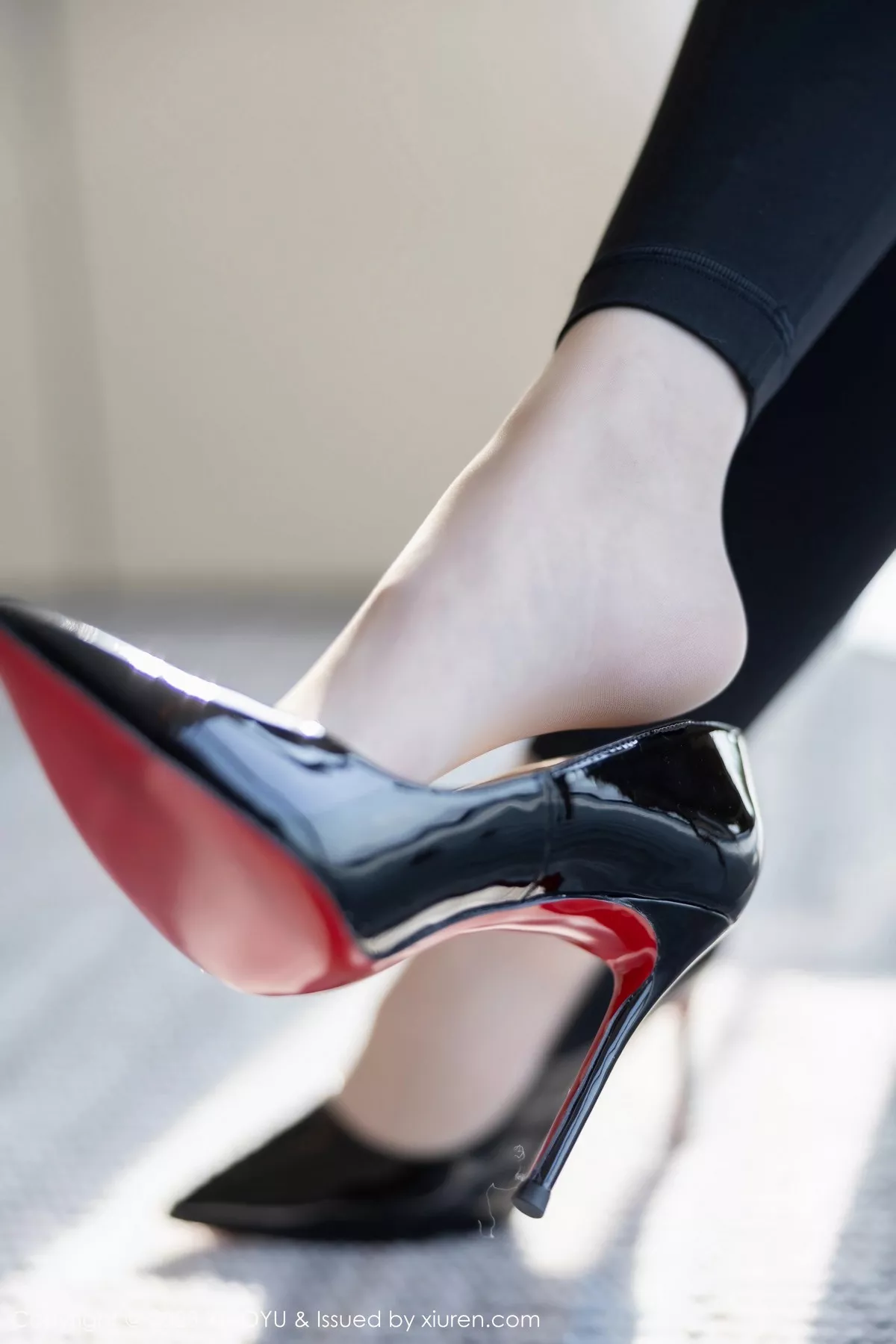 秀人集.com_[XiaoYu画语界]Vol.1006_模特奶瓶黑色连身短裙+性感蓝色蕾丝内衣秀曼妙身姿诱惑写真103P