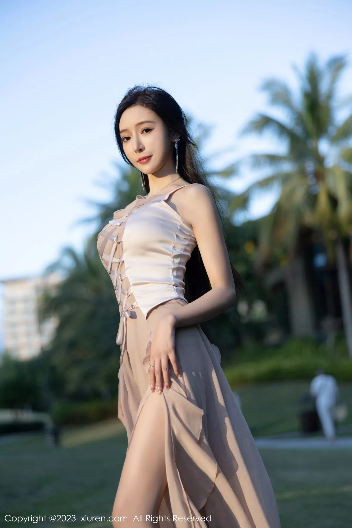 秀人集.com_[XiuRen秀人网]No.6581_女神王馨瑶yanni浅暖吊带长裙配肉色蕾丝袜秀完美身材诱惑写真82P