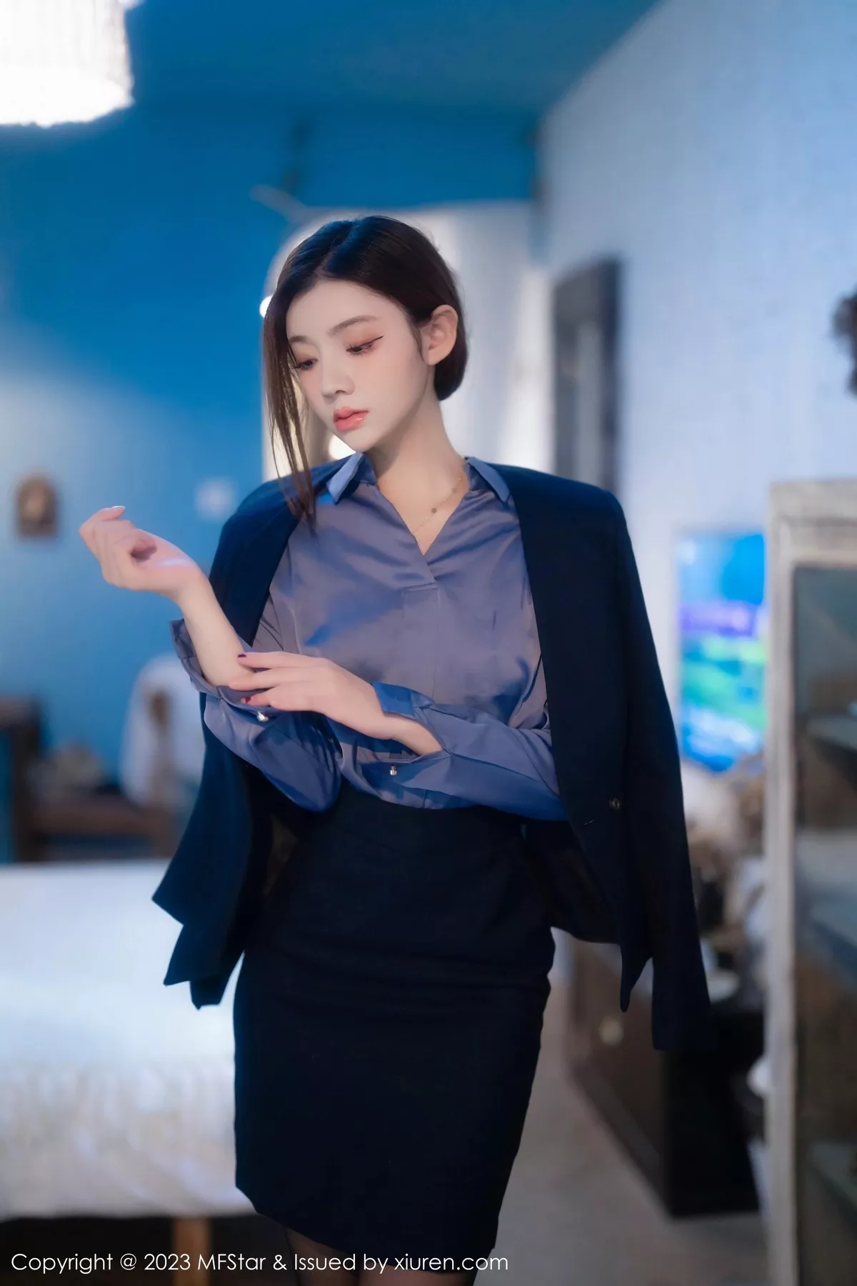 秀人集.com_[MFStar模范学院]Vol.610_模特加朵babe性感蓝T配黑短裙露黑丝吊袜秀凹凸身材诱惑写真54P