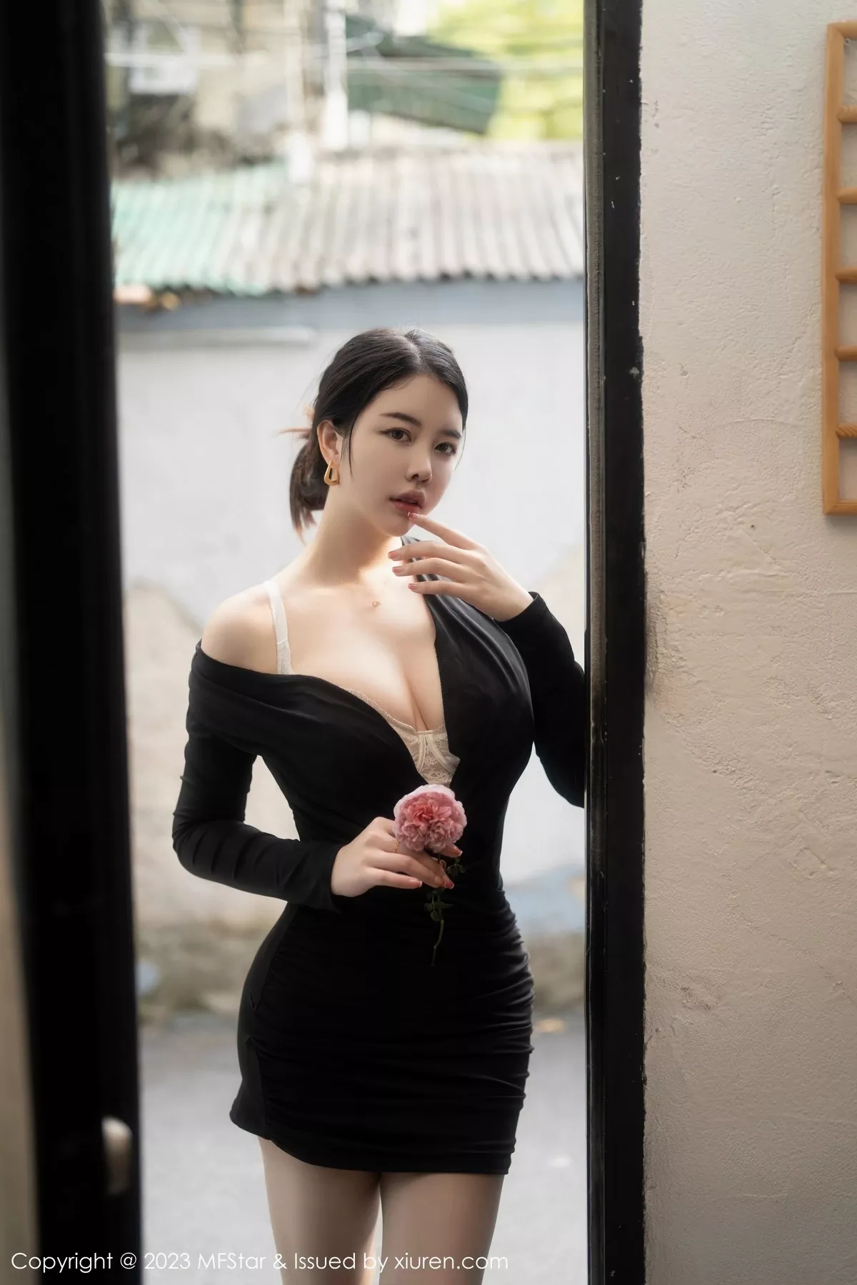 秀人集.com_[MFStar模范学院]Vol.596_模特樱桃小犊子性感黑色低胸服配超薄黑丝秀丰腴身姿诱惑写真58P