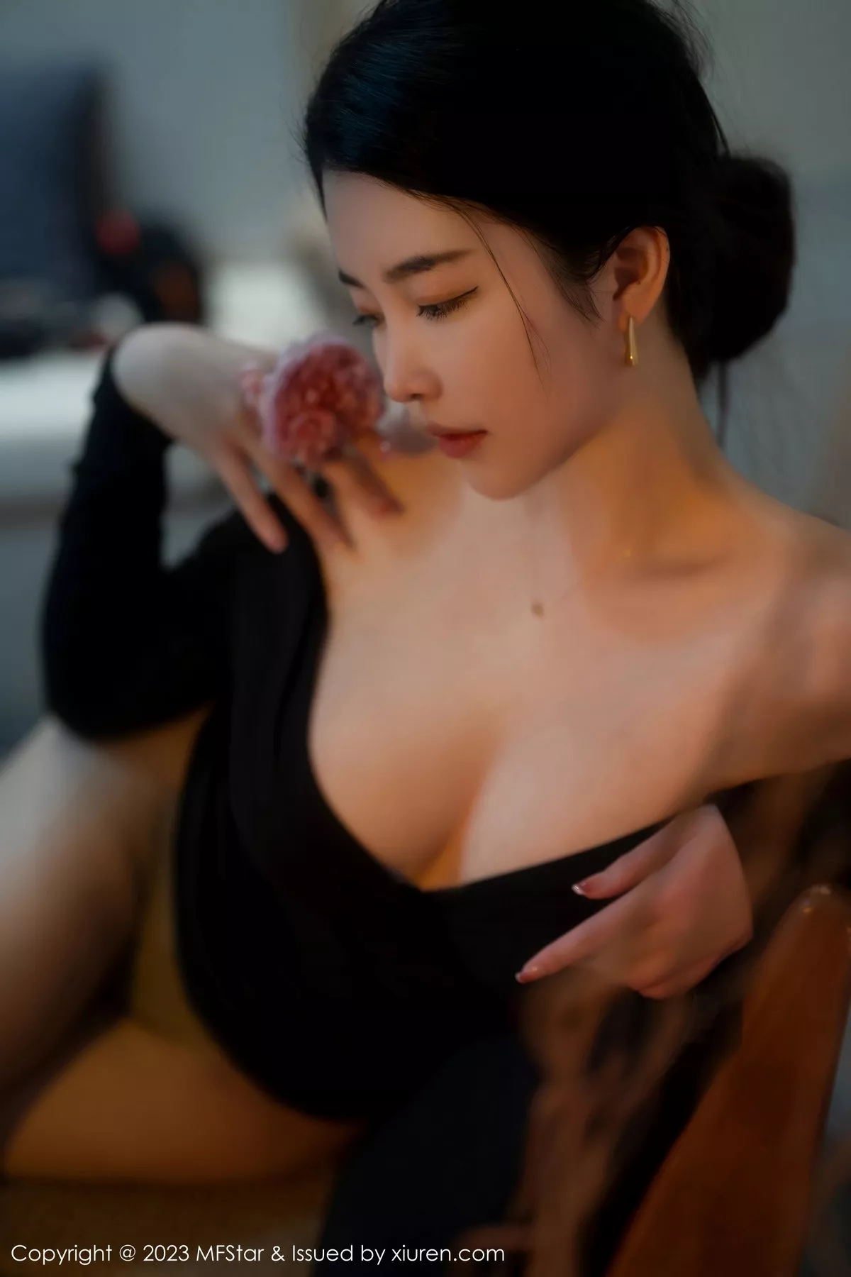 秀人集.com_[MFStar模范学院]Vol.596_模特樱桃小犊子性感黑色低胸服配超薄黑丝秀丰腴身姿诱惑写真58P