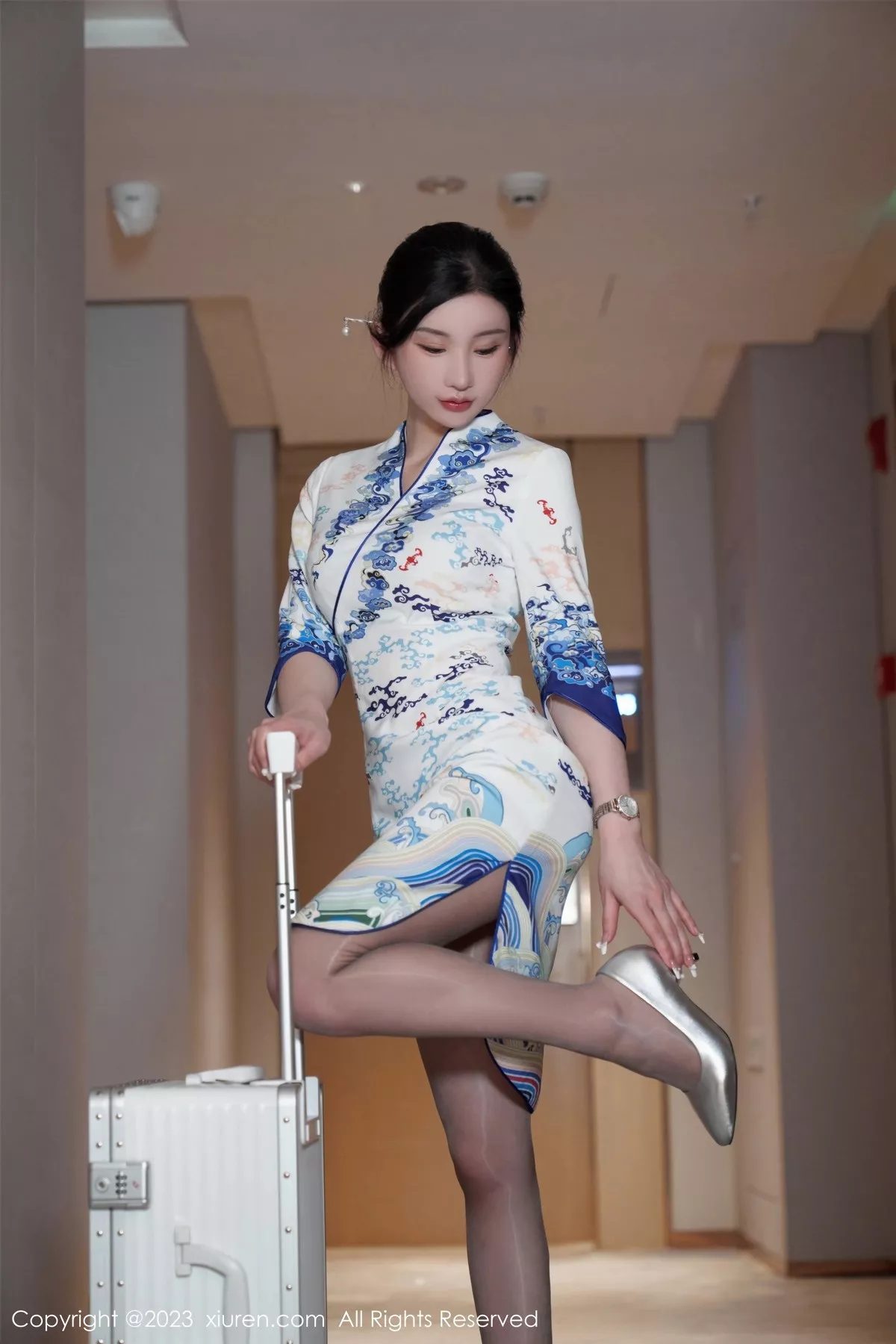 秀人集.com_[XiuRen秀人网]No.6473_女神周于希Sally澳门旅拍脱青花瓷旗袍露性感蓝色内衣迷人写真85P