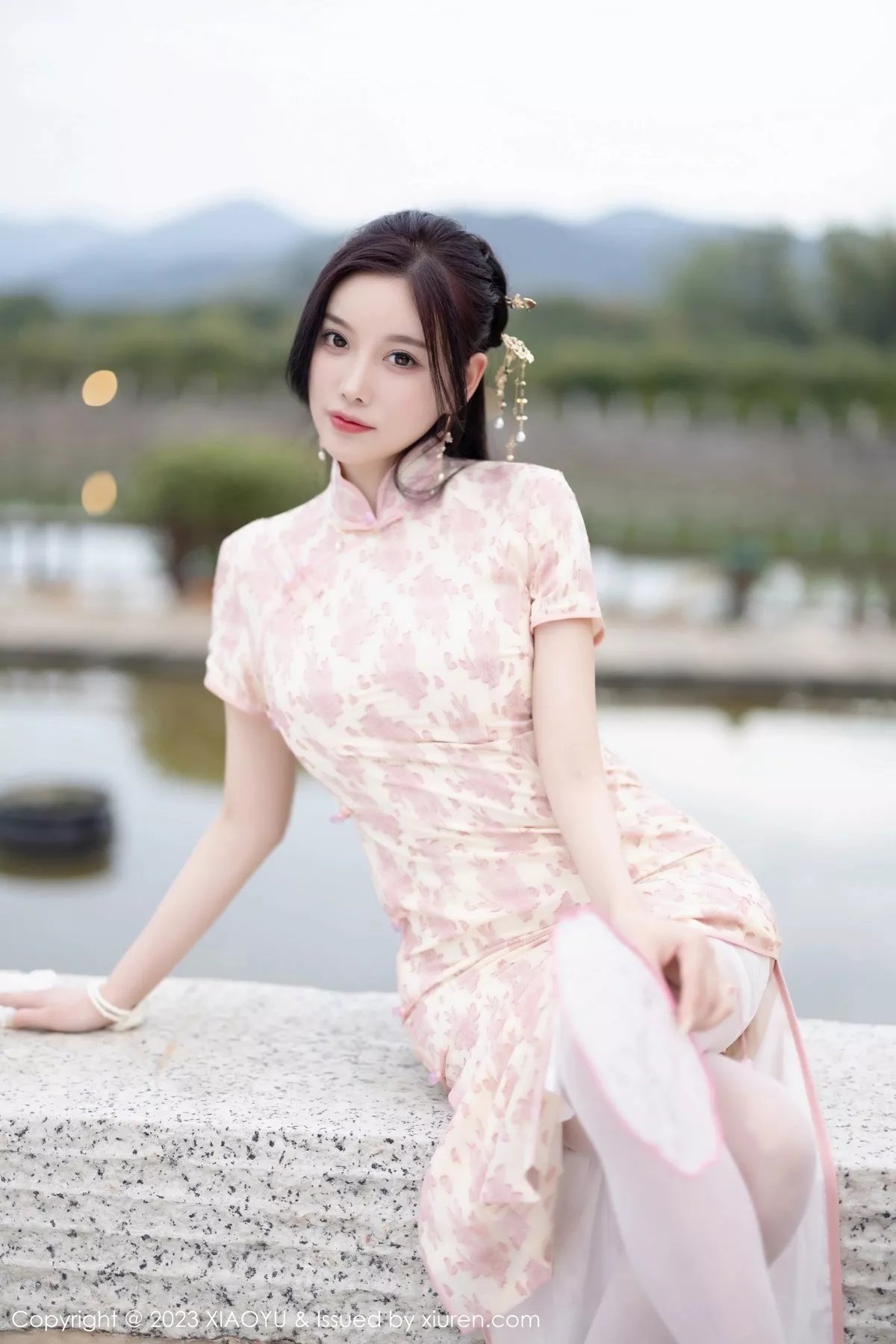 秀人集.com_[XiaoYu画语界]Vol.993_女神杨晨晨Yome脱浅色旗袍露白色蕾丝内衣配白丝吊袜诱惑写真90P