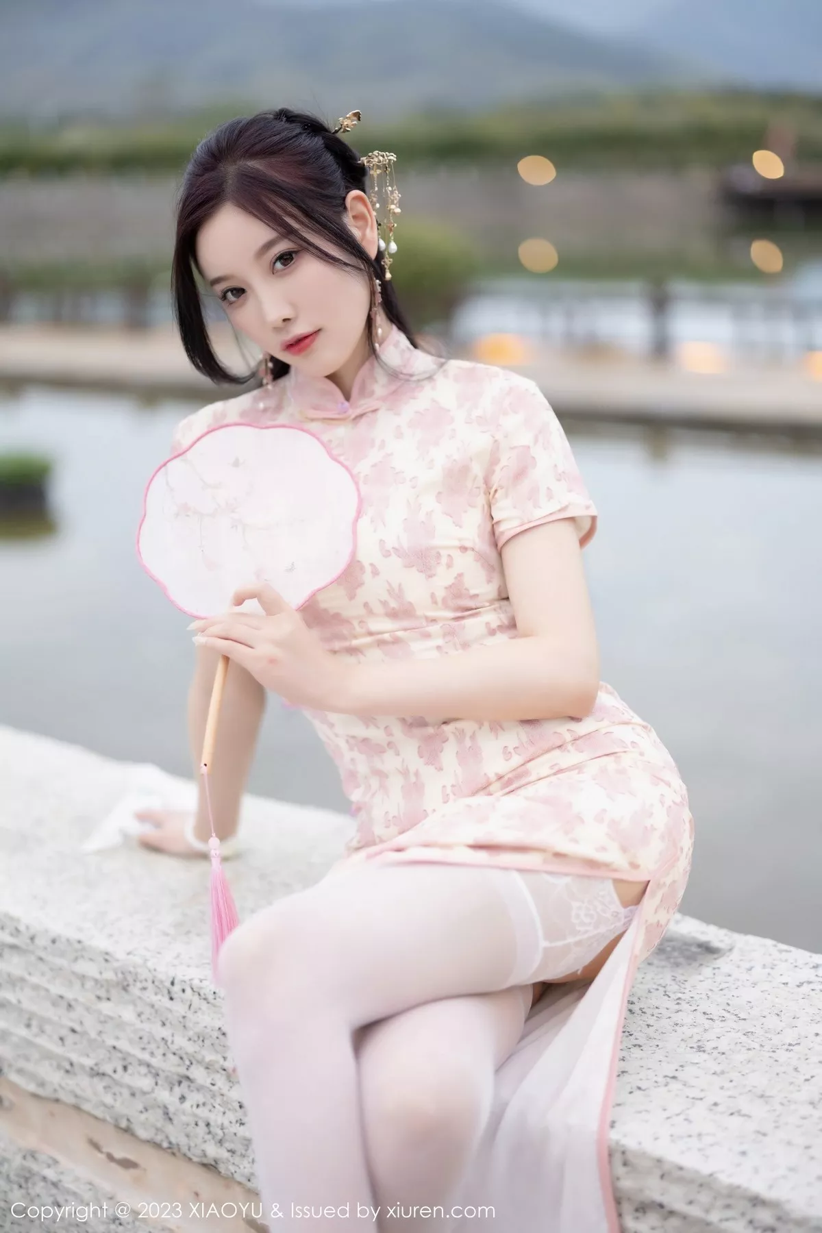 秀人集.com_[XiaoYu画语界]Vol.993_女神杨晨晨Yome脱浅色旗袍露白色蕾丝内衣配白丝吊袜诱惑写真90P