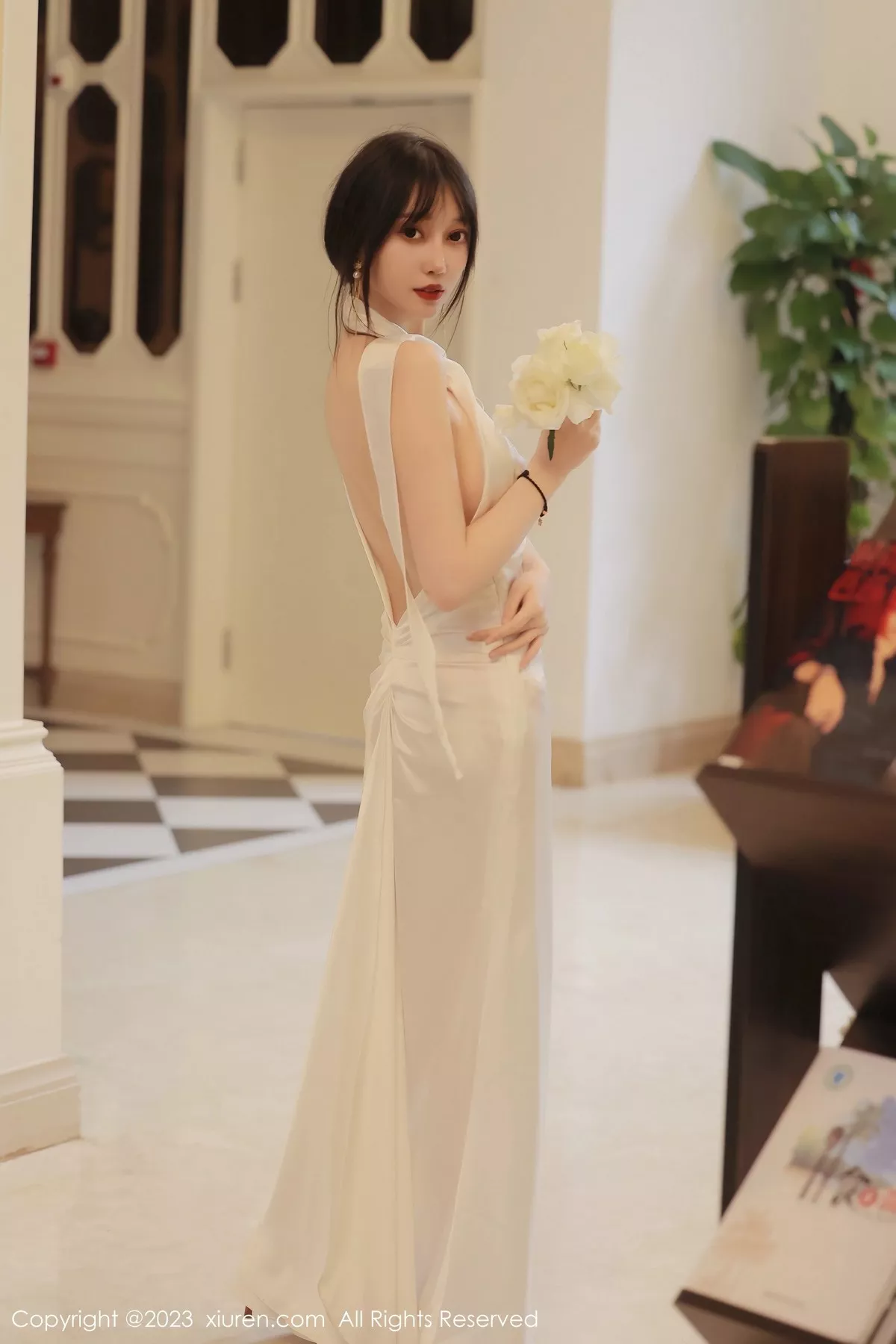 秀人集.com_[XiuRen秀人网]No.6466_模特玥儿玥er性感白色长礼裙真空半脱秀惹火身材撩人诱惑写真57P