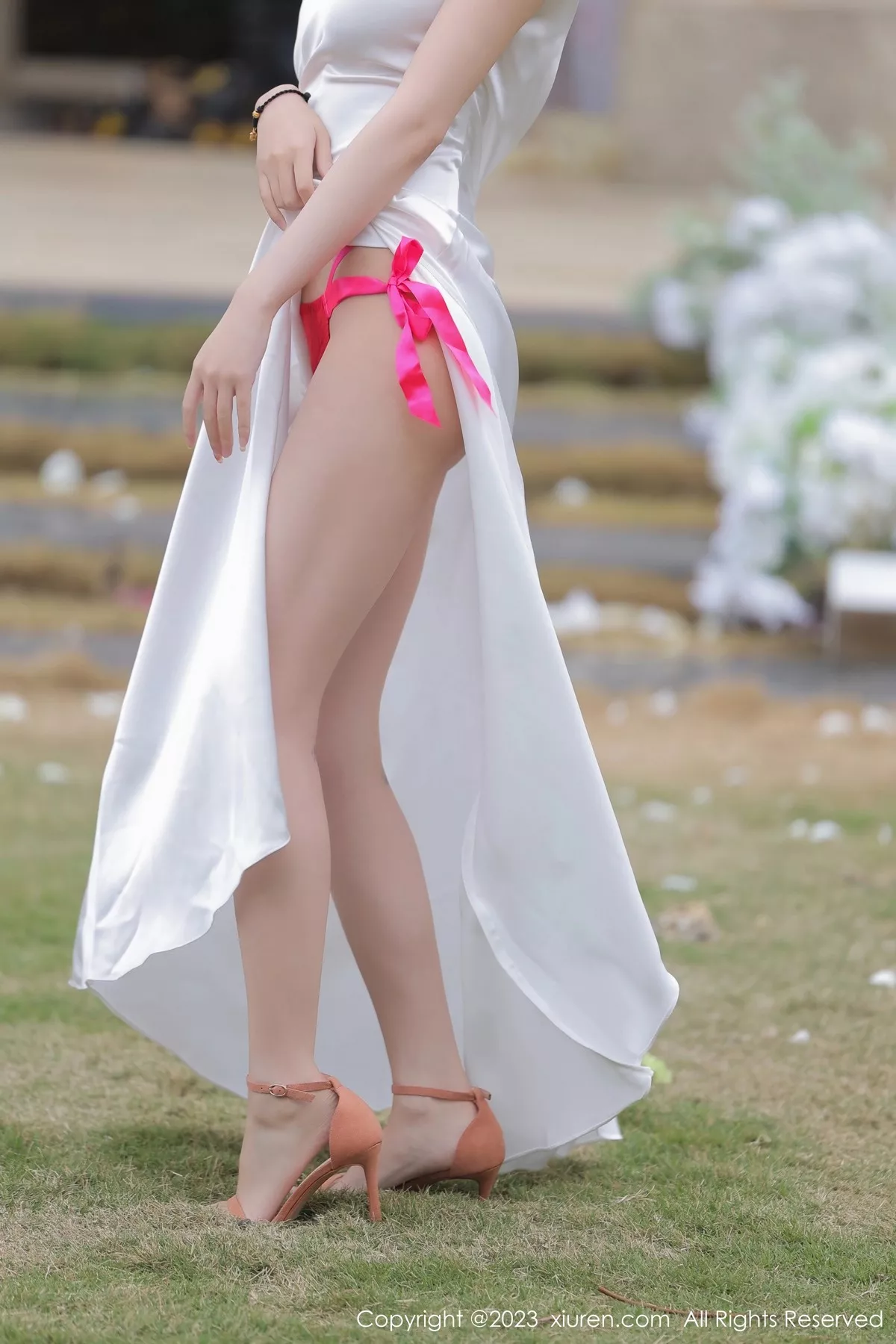 秀人集.com_[XiuRen秀人网]No.6466_模特玥儿玥er性感白色长礼裙真空半脱秀惹火身材撩人诱惑写真57P