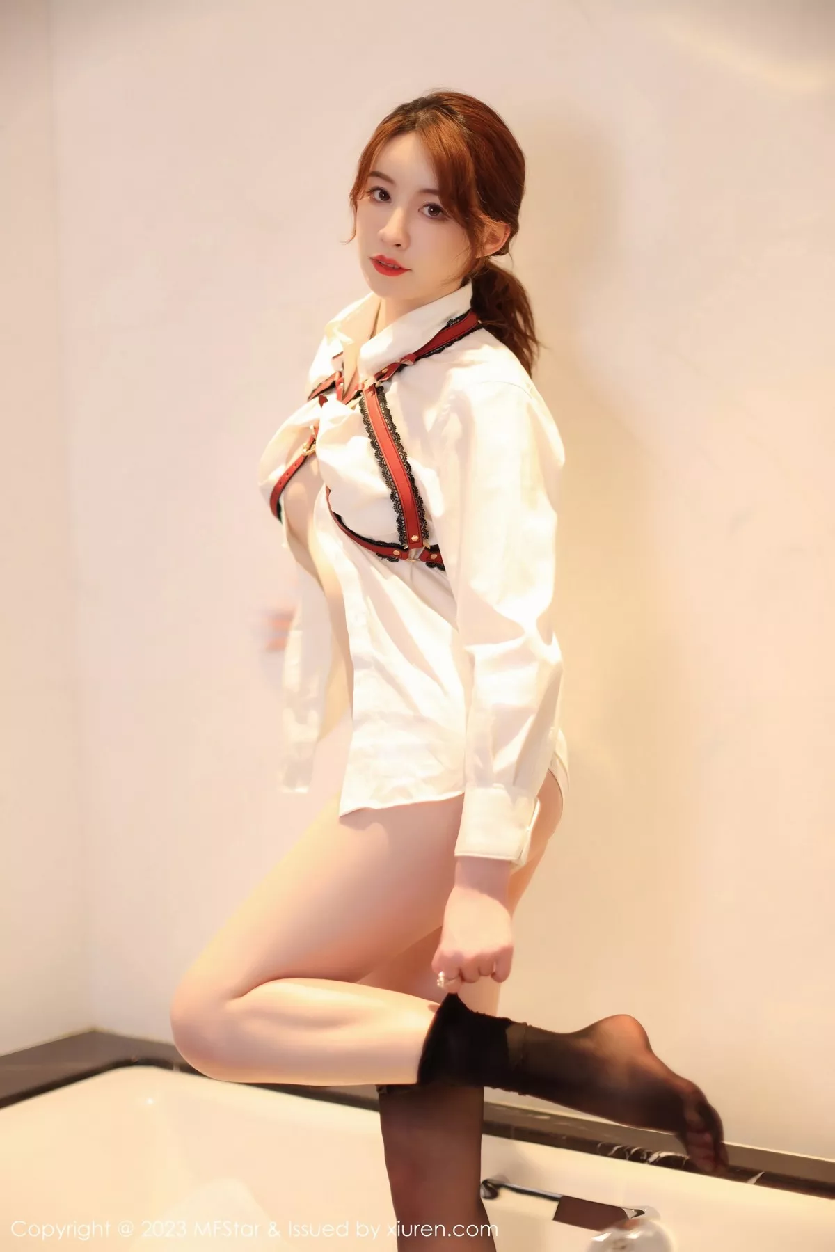 秀人集.com_[MFStar模范学院]Vol.615_模特yoo优优性感白T配黑色短裙露超薄黑丝秀美腿诱惑写真50P