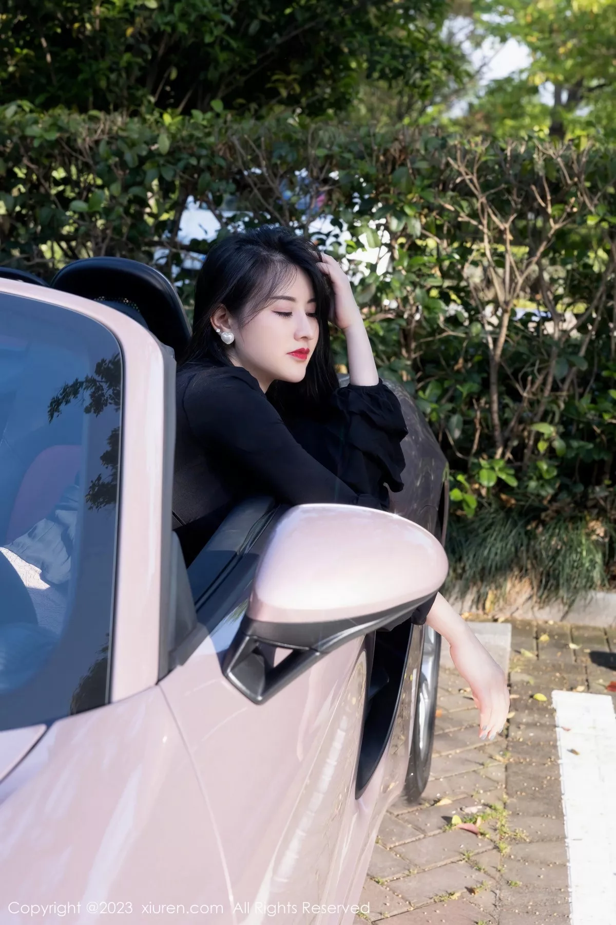 秀人集.com_[XiuRen秀人网]No.6676_模特诗诗kiki半脱露性感黑色内衣配黑丝袜秀丰腴有致身材诱惑写真82P