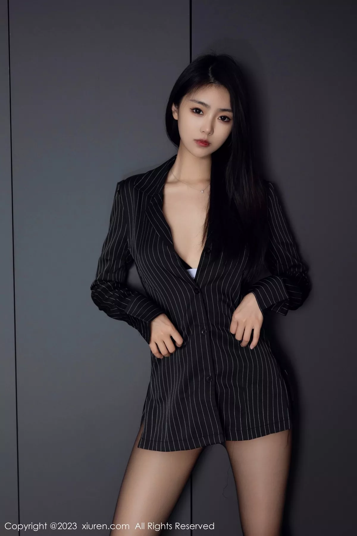 秀人集.com_[XiuRen秀人网]No.6677_模特可乐Vicky性感黑色条纹上衣配超薄黑丝秀修长美腿迷人写真77P