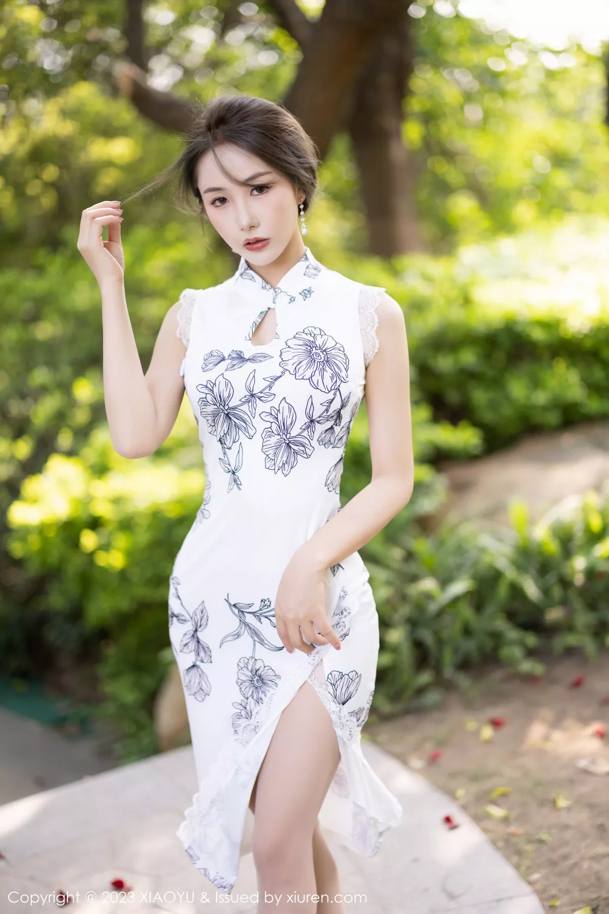 秀人集.com_[XiaoYu画语界]Vol.1022_模特苏苏阿性感白色图案旗袍露蓝色蕾丝内衣秀绝美身姿诱惑写真81P