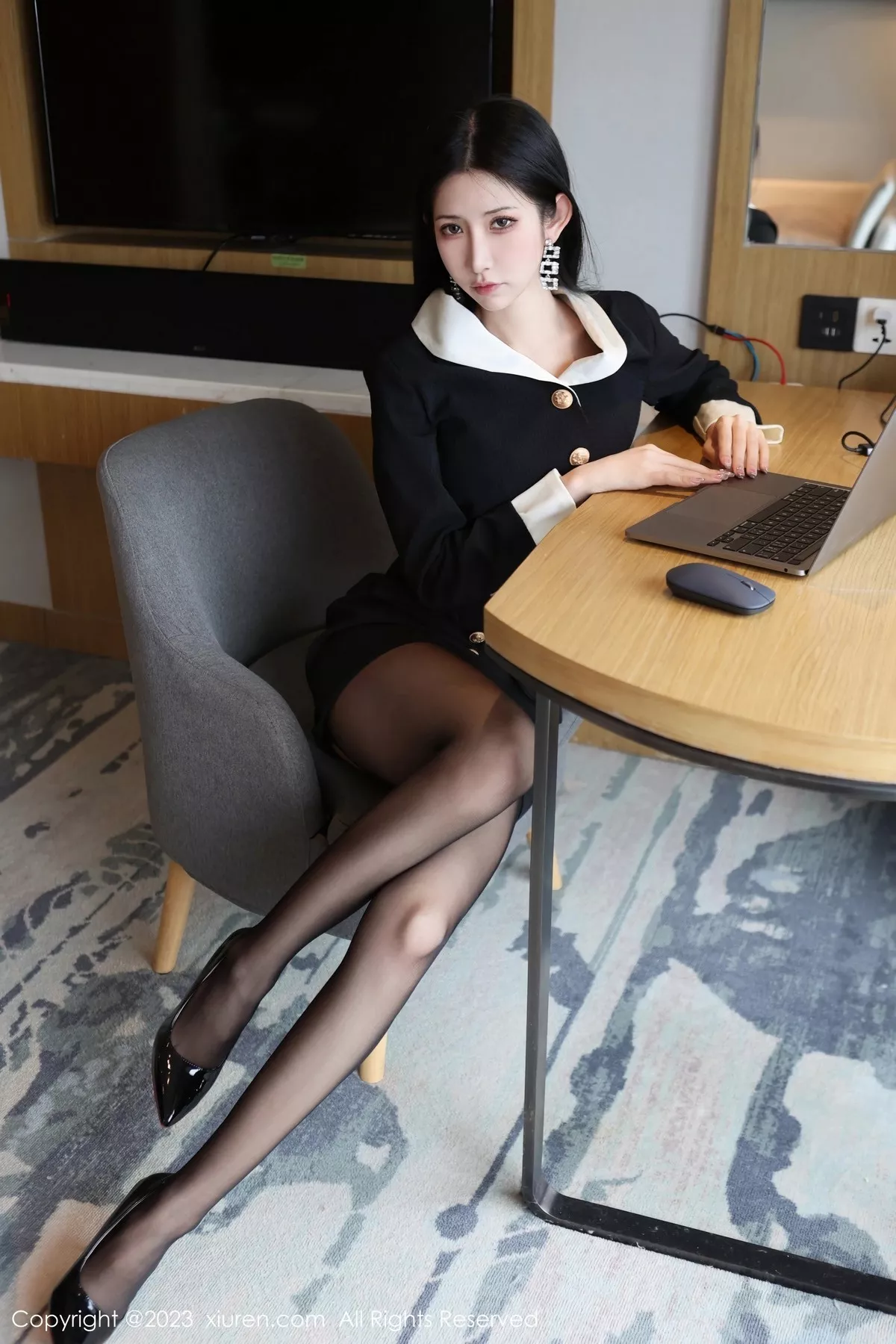 秀人集.com_[XiuRen秀人网]No.6695_模特依娜Yina性感蓝灰内衣配开档黑丝秀曼妙身姿勾魂诱惑写真82P