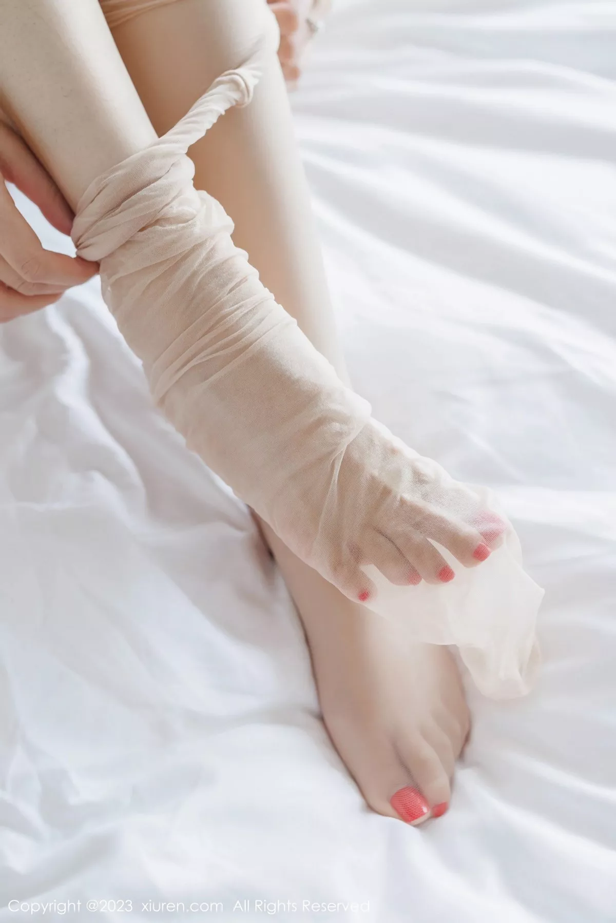 秀人集.com_[XiuRen秀人网]No.6693_模特杨可可coco白色上衣配暗红短裙露原色丝袜秀美腿诱惑写真63P