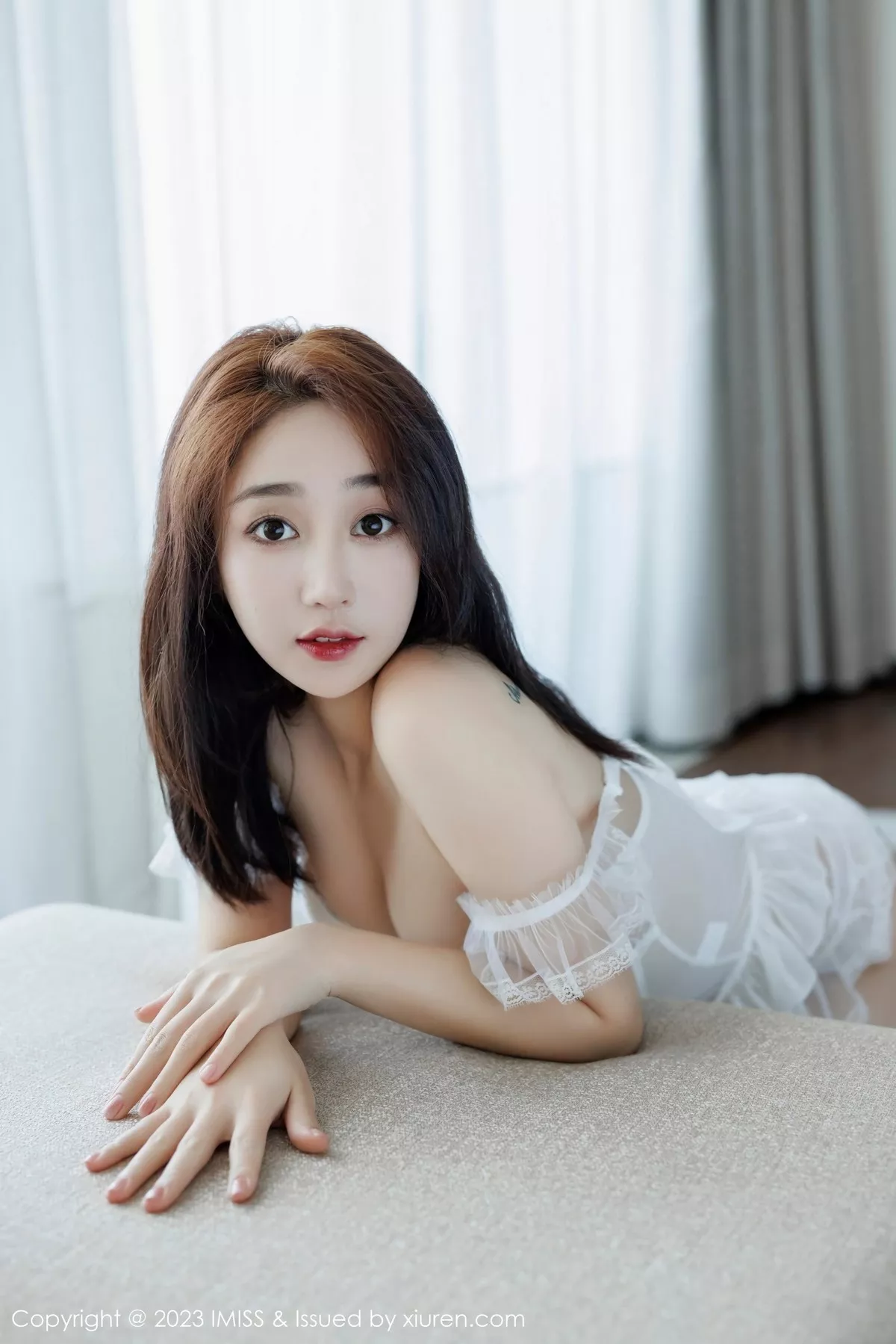 秀人集.com_[IMISS爱蜜社]Vol.733_模特九月生性感白色蕾丝轻透连衣裙配白丝网袜秀美腿诱惑写真40P