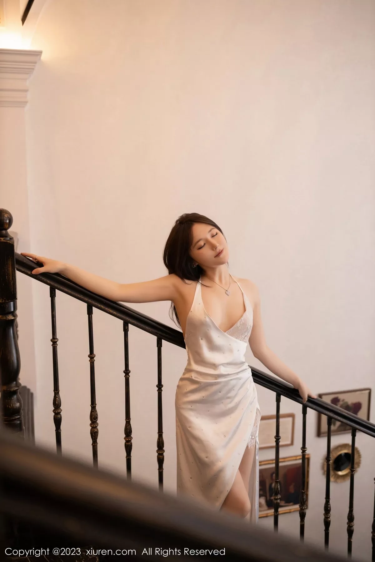 秀人集.com_[XiuRen秀人网]No.6732_模特鱼子酱Fish性感白色连衣裙配原色丝袜秀曼妙身姿诱惑写真80P