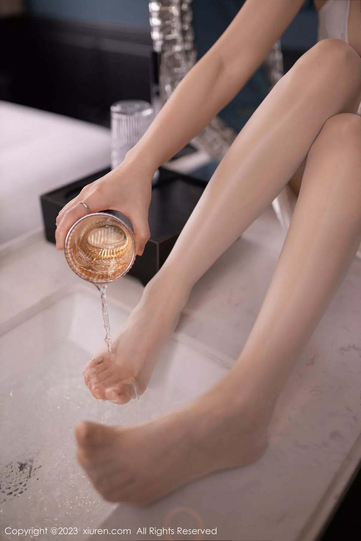 秀人集.com_[XiuRen秀人网]No.6732_模特鱼子酱Fish性感白色连衣裙配原色丝袜秀曼妙身姿诱惑写真80P