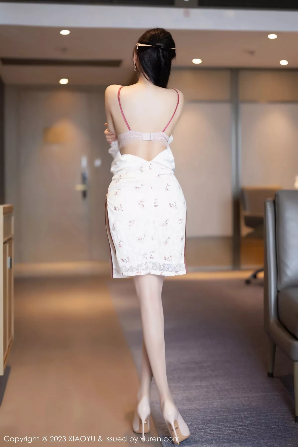 秀人集.com_[XiaoYu画语界]Vol.1026_女神杨晨晨Yome性感白色旗袍露轻透内衣配超薄肉丝诱惑写真100P