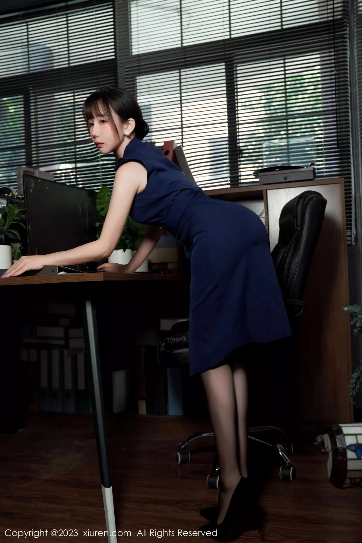 秀人集.com_[XiuRen秀人网]No.6737_模特波巧酱半脱职业装露性感内衣配超薄无内黑丝惹火诱惑写真95P