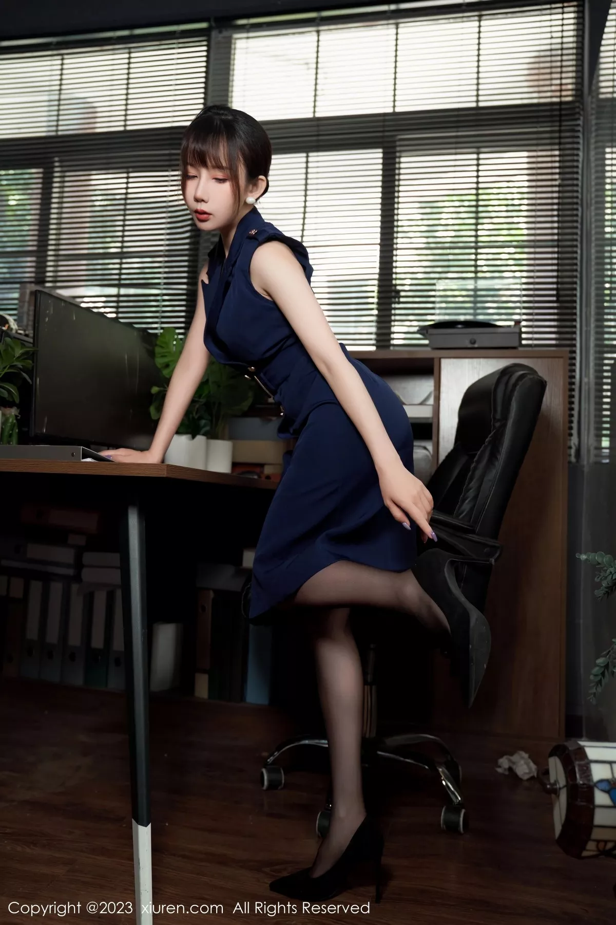 秀人集.com_[XiuRen秀人网]No.6737_模特波巧酱半脱职业装露性感内衣配超薄无内黑丝惹火诱惑写真95P