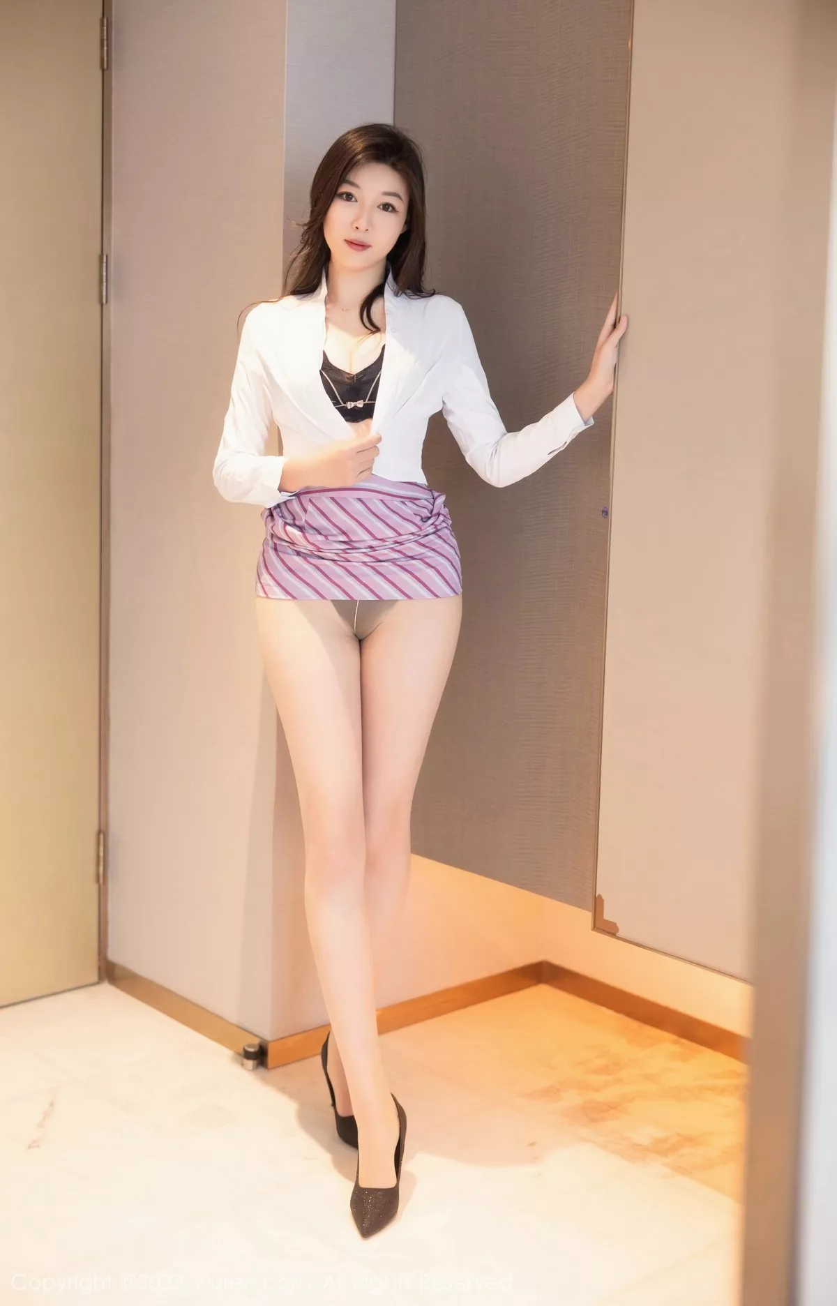 秀人集.com_[XiuRen秀人网]No.6741_模特卡卡酱空姐制服主题性感白T露黑色内衣秀丰满身材诱惑写真74P