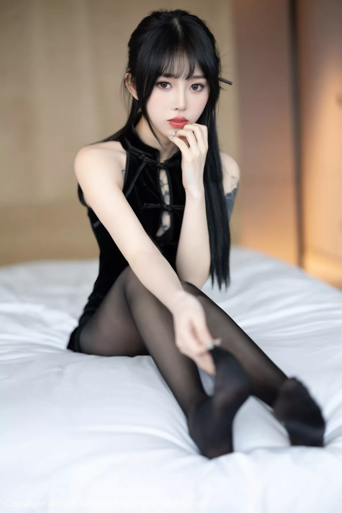秀人集.com_[XiaoYu画语界]Vol.1030_模特奶瓶性感黑旗袍服饰+黑色缕空情趣服饰秀曼妙身姿诱惑写真90P