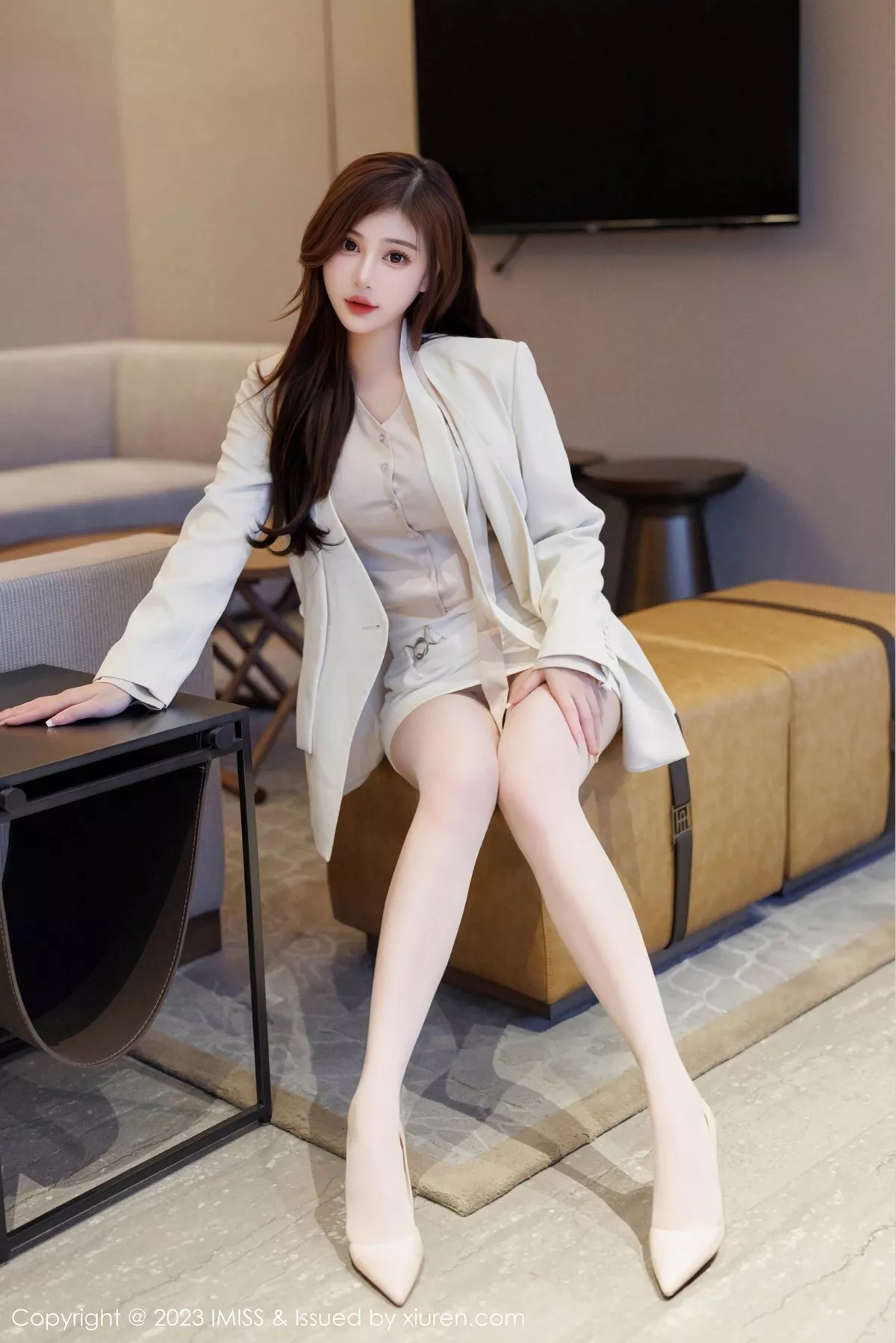 秀人集.com_[IMISS爱蜜社]Vol.732_气质女神Lavinia肉性感OL装扮淡灰蕾丝内衣秀完美身材诱惑写真45P