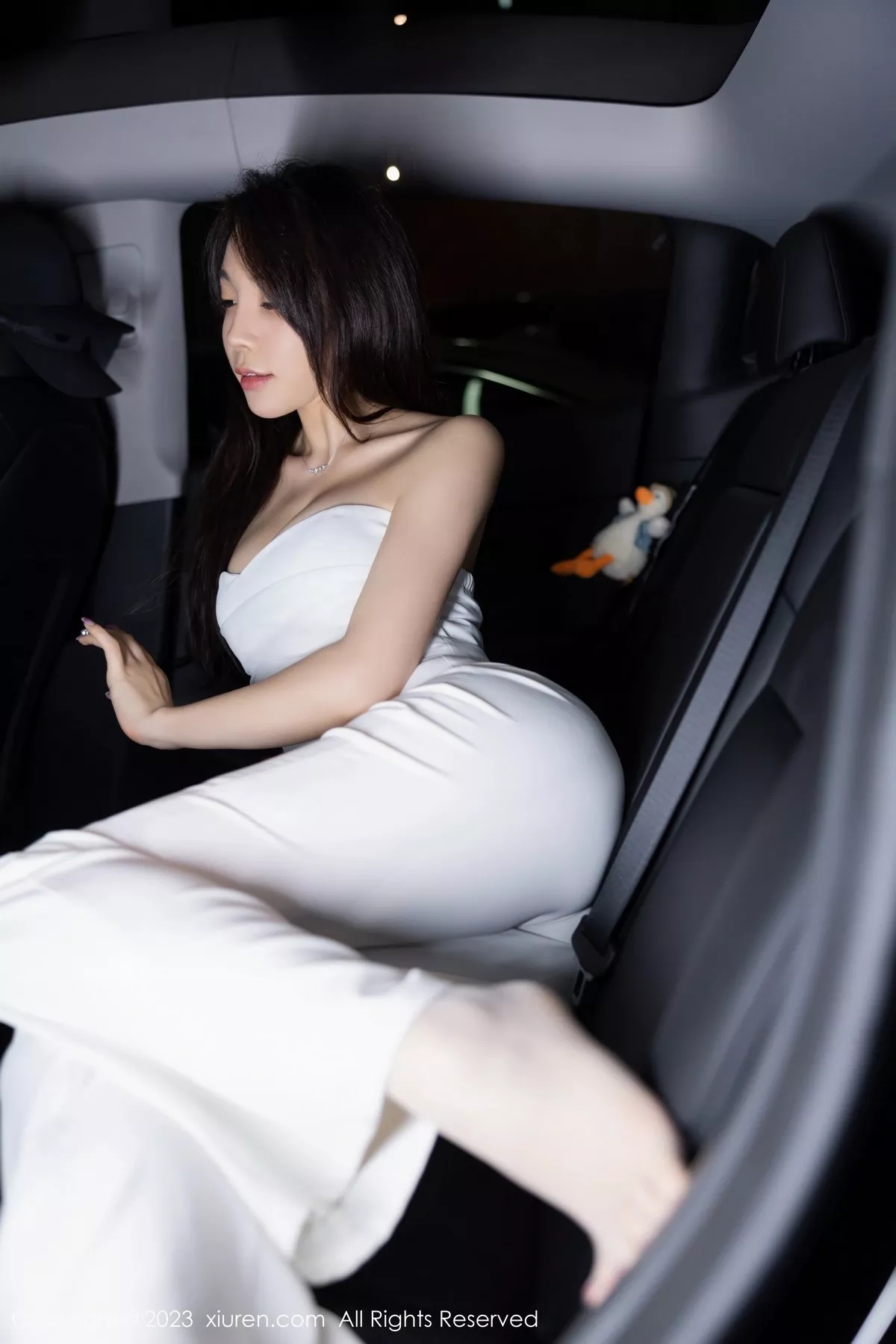 秀人集.com_[XiuRen秀人网]No.6628_女神徐莉芝Booty脱白色套装露白丝吊袜秀曼妙身姿撩人诱惑写真82P