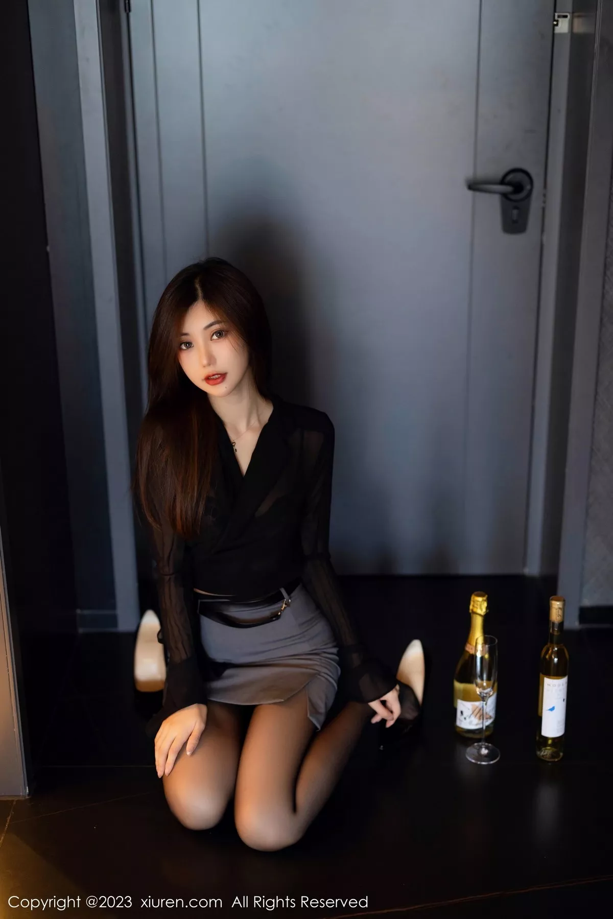 秀人集.com_[XiuRen秀人网]No.6770_女神绮里嘉ula黑色上衣配灰色短裙露黑色蕾丝内衣完美诱惑写真93P