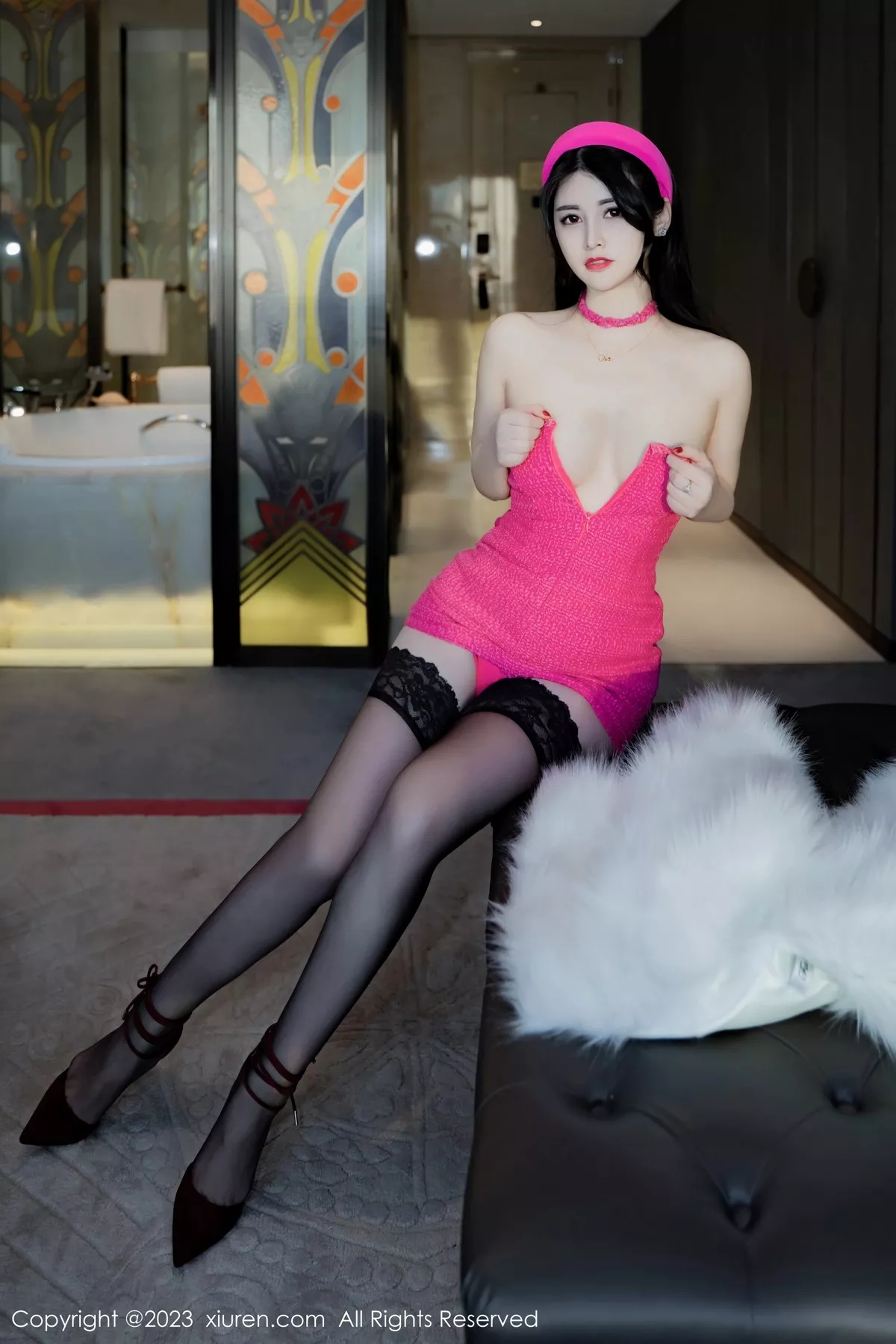 秀人集.com_[XiuRen秀人网]No.6830_模特诗诗kiki性感玫红露肩连衣裙配超薄黑丝秀惹火身材诱惑写真49P