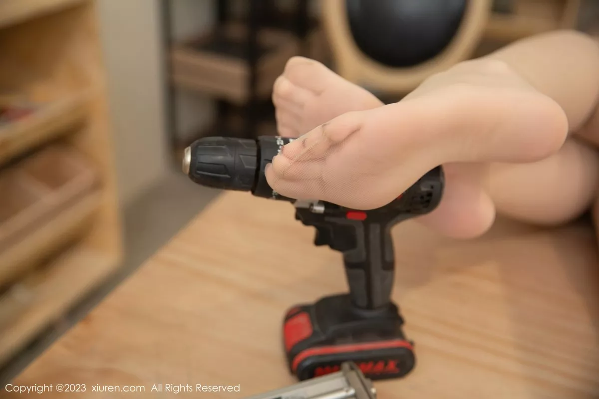 秀人集.com_[XiuRen秀人网]No.6835_模特是小逗逗性感咖啡真空工匠服半脱秀曼妙身姿惹火诱惑写真78P