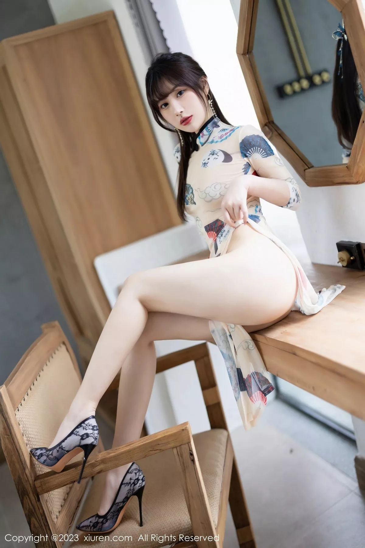 秀人集.com_[XiuRen秀人网]No.6831_模特张欣欣性感白色图案旗袍+红色薄纱轻透情趣服惹火诱惑写真72P